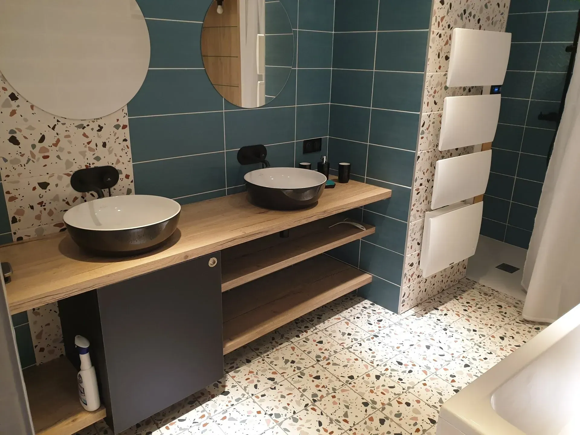 Salle de bains moderne et élégante avec 2 vasques et un meuble en bois
