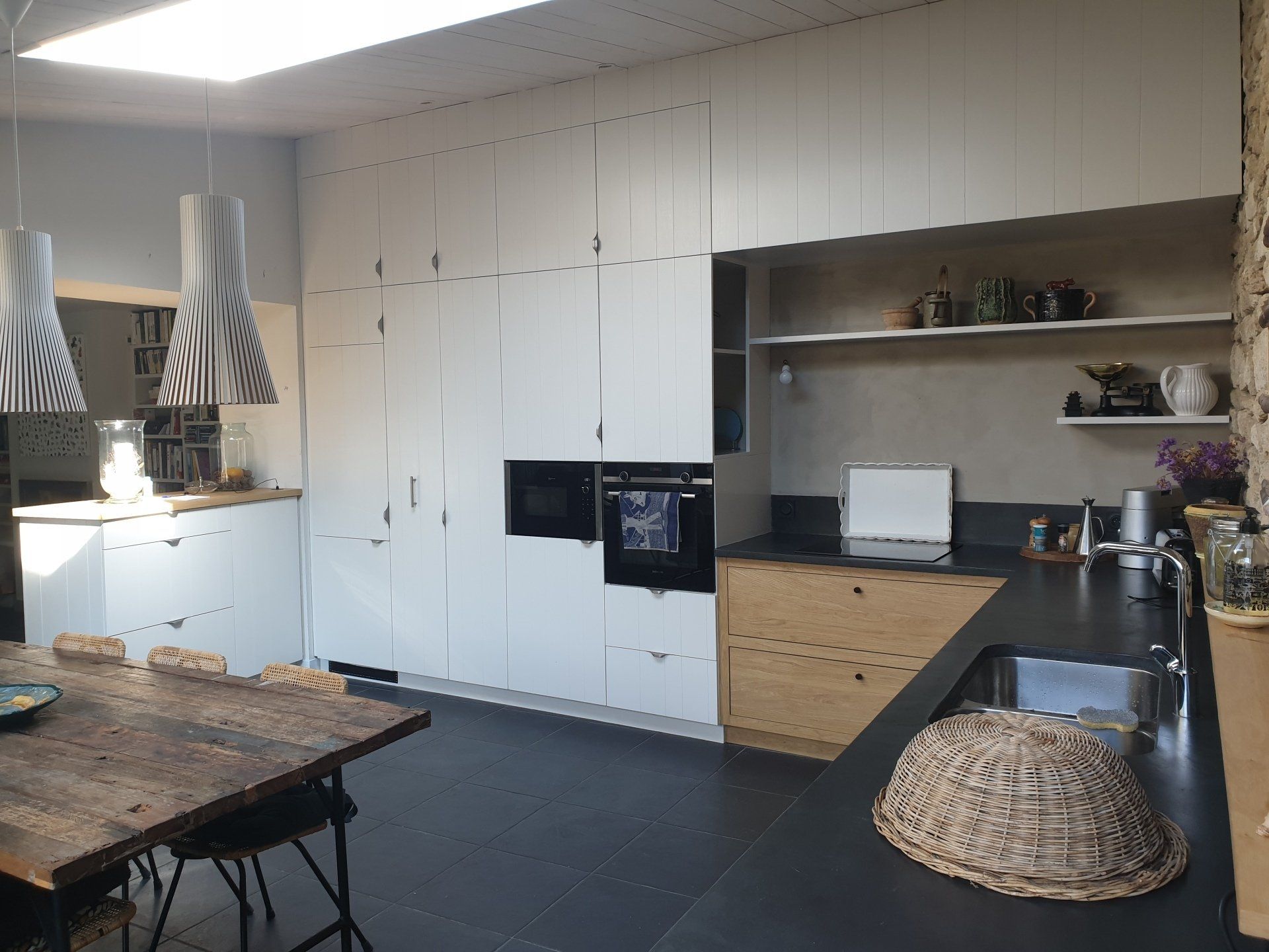 Belle et grande cuisine avec une table en bois