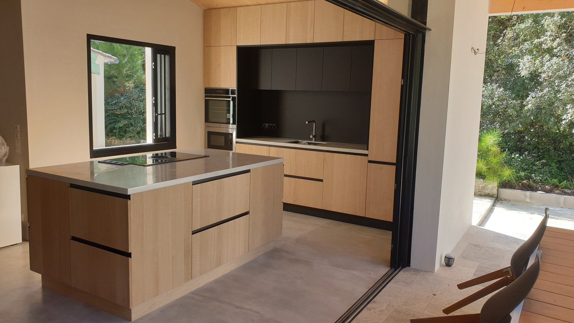 Grande cuisine en bois avec jardin en arrière-plan