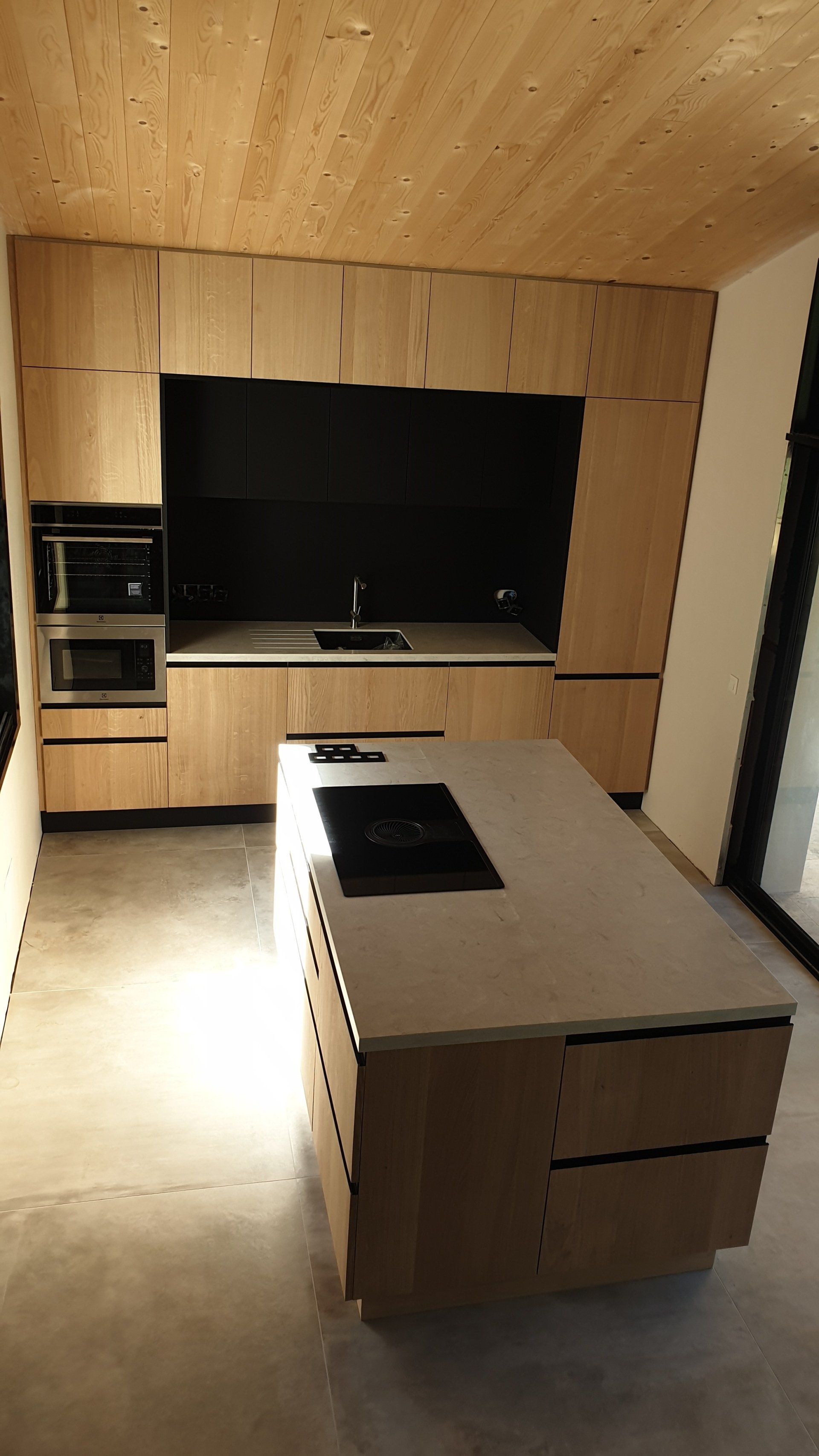 Belle cuisine en bois avec au premier plan un long plan de travail