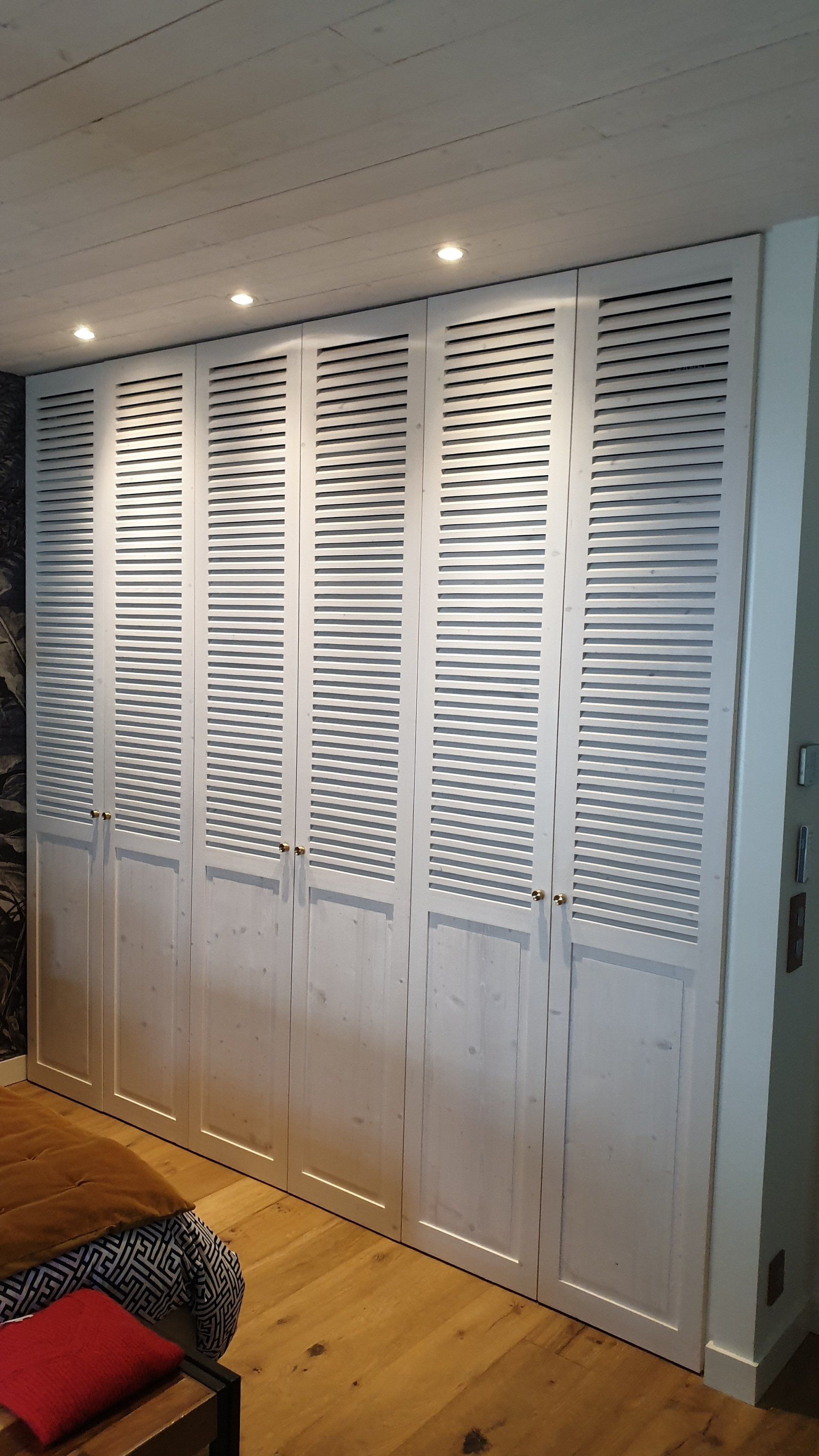 Grande porte fermée d'un dressing