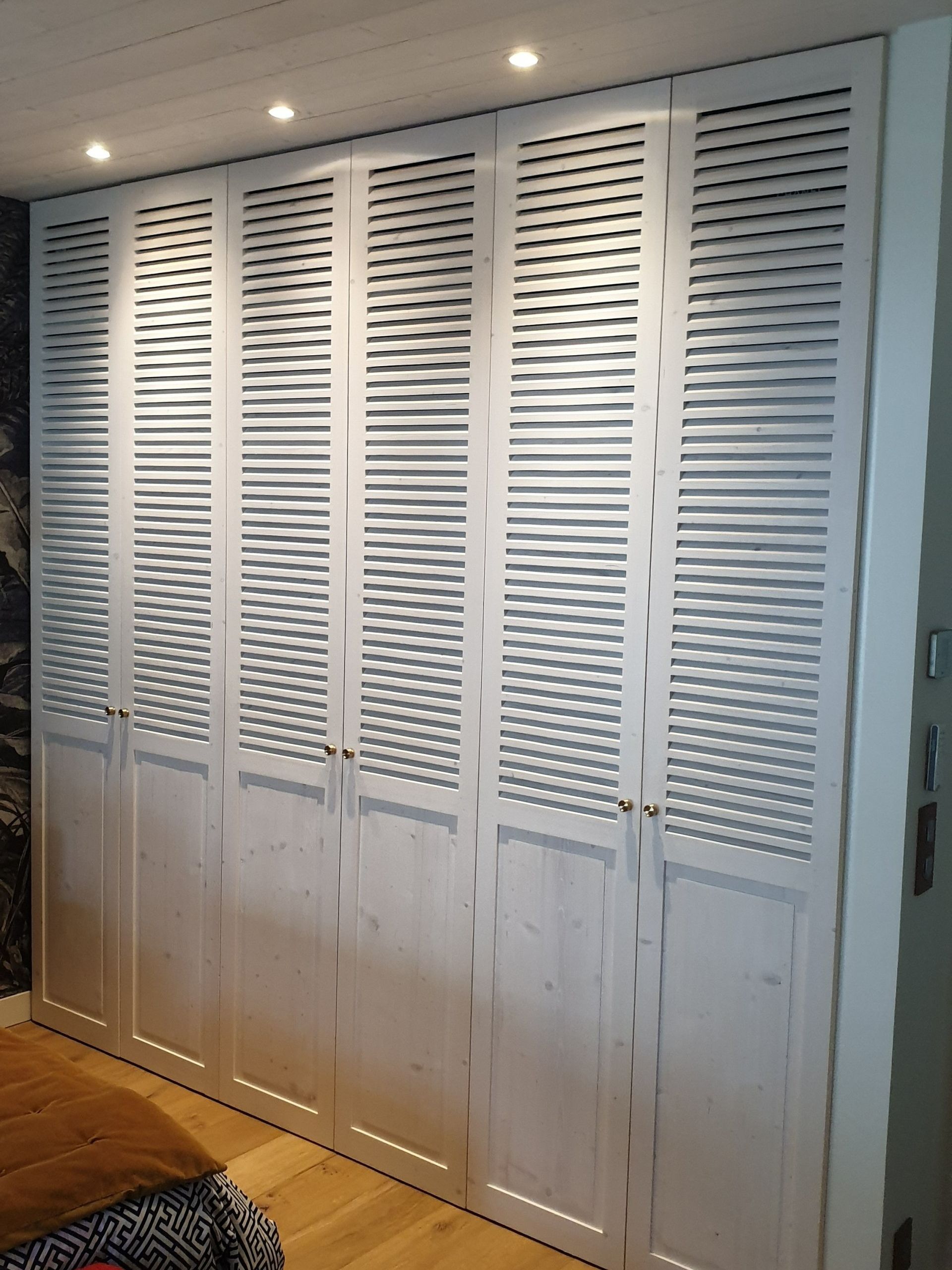 Portes fermées d'un dressing en bois