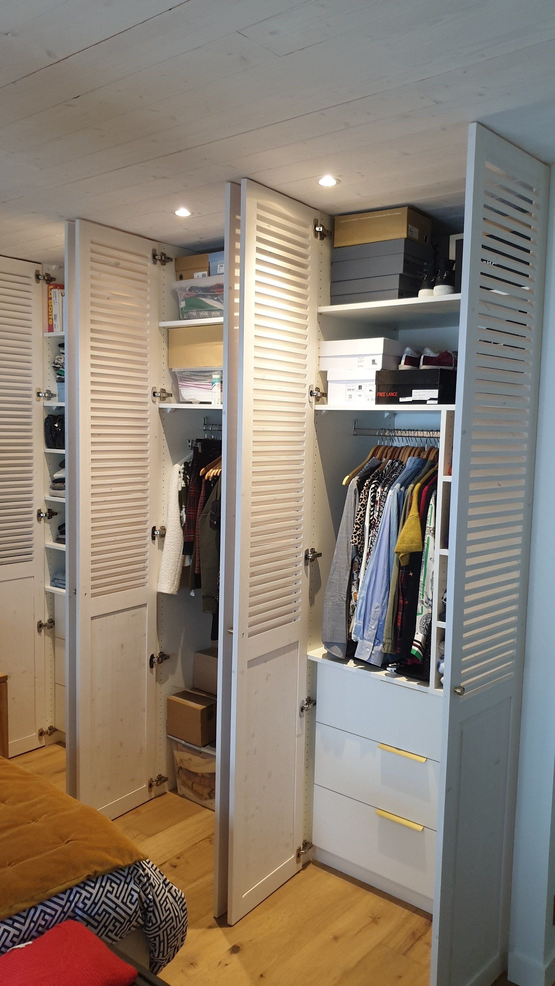 Dressing avec 3 penderies ouvertes