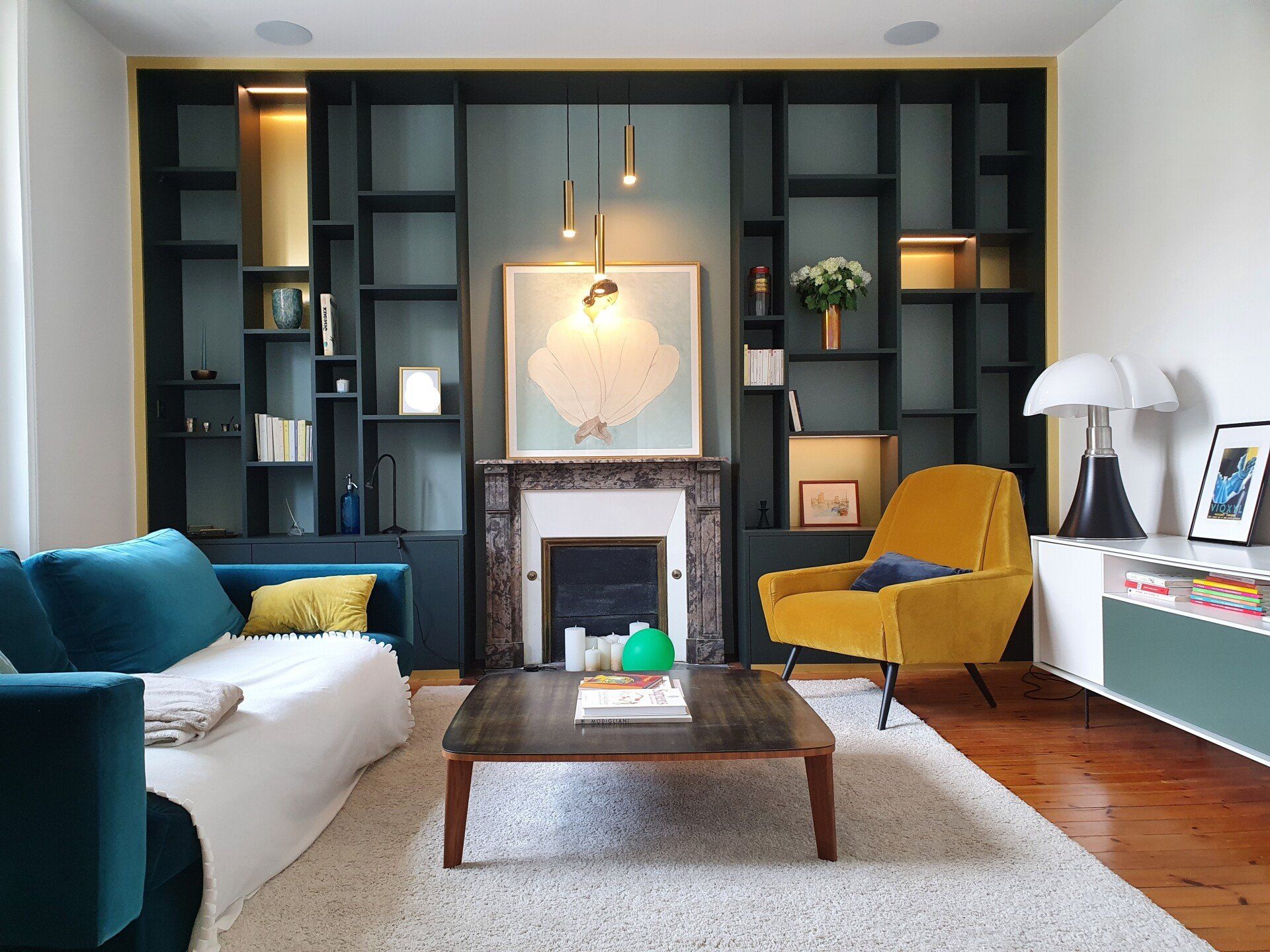 Beau salon cosy avec cheminée et bibliothèque