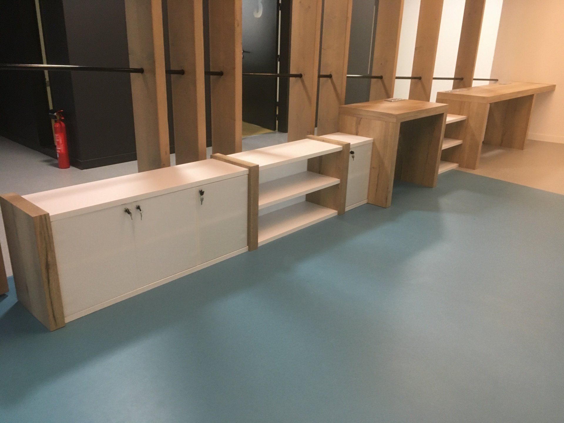 Long meuble avec des étagères et tiroirs