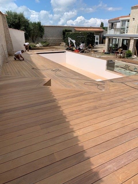 Terrasse en bois avec piscine