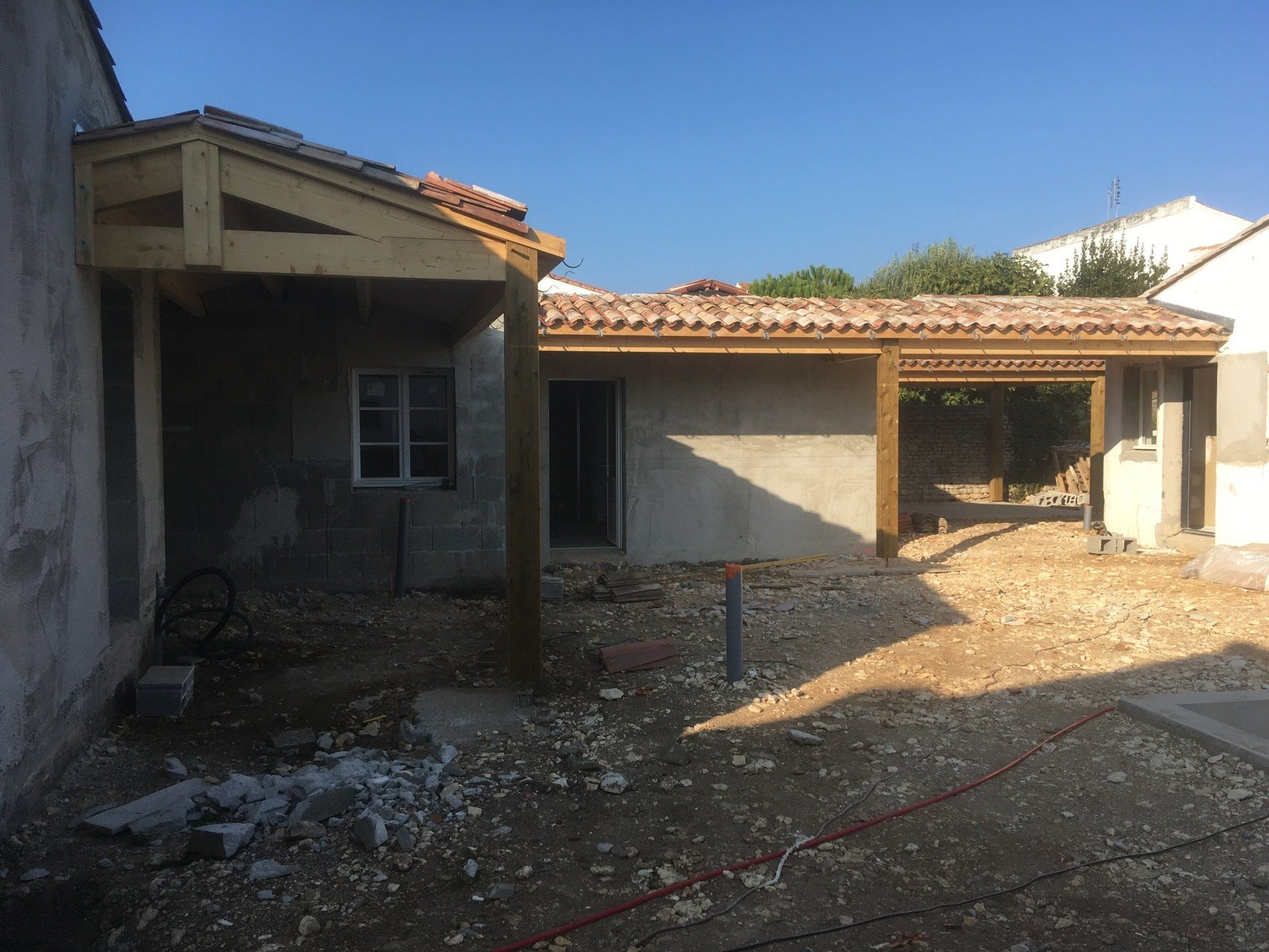 Auvent en bois vu de face