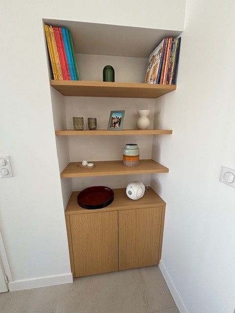 Meuble en bois avec étagères