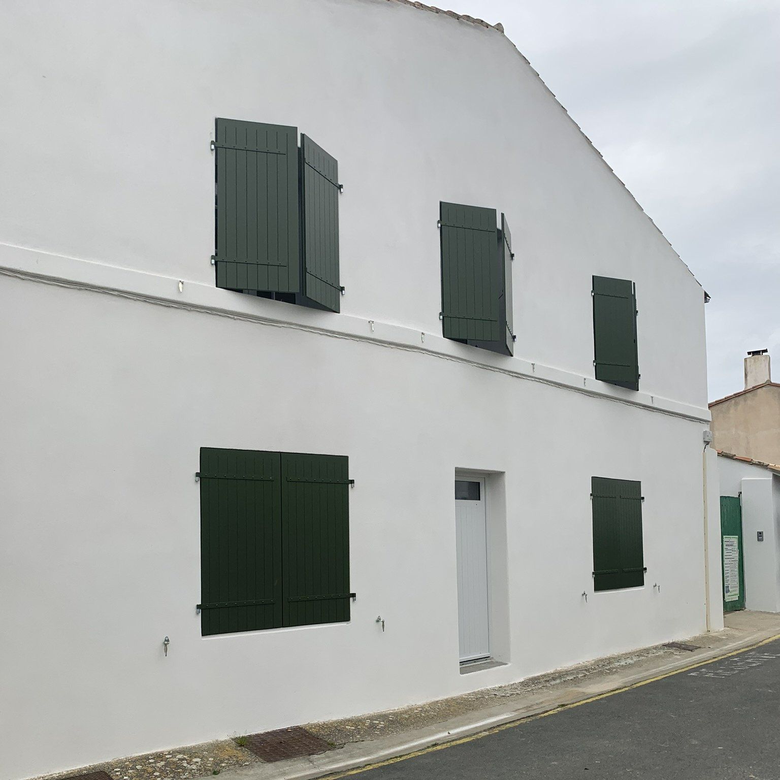 Façade de maison avec volets à demi-fermés