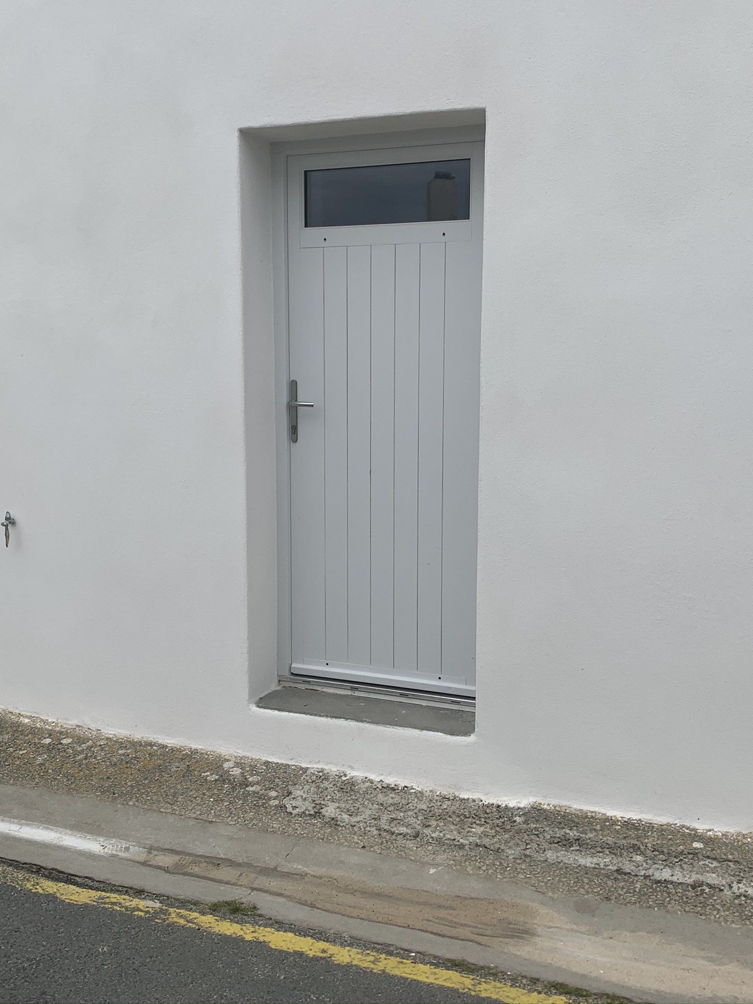 Porte en bois simple et peinte en blanc