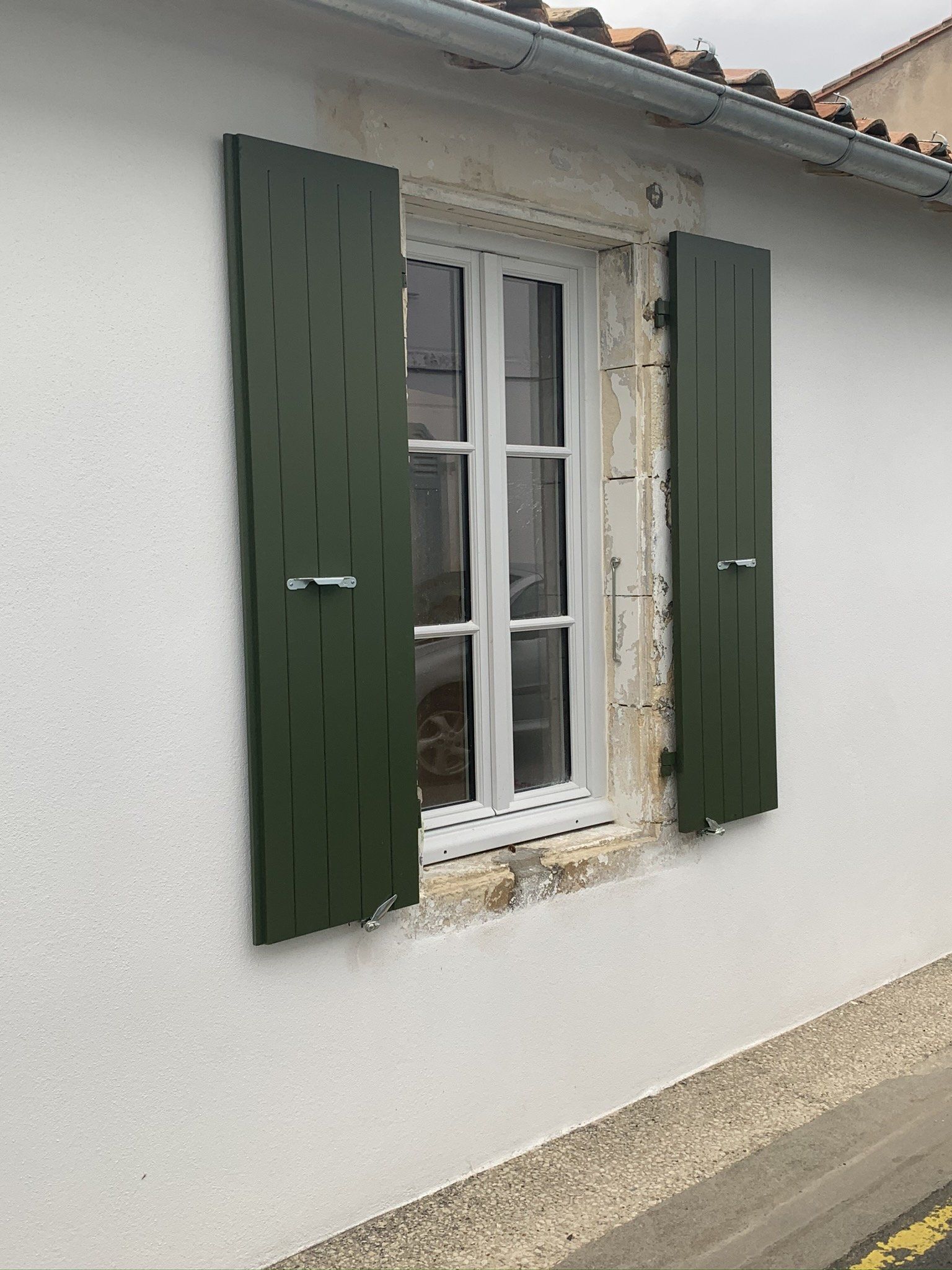 Volets battants avec des arrêts de volet