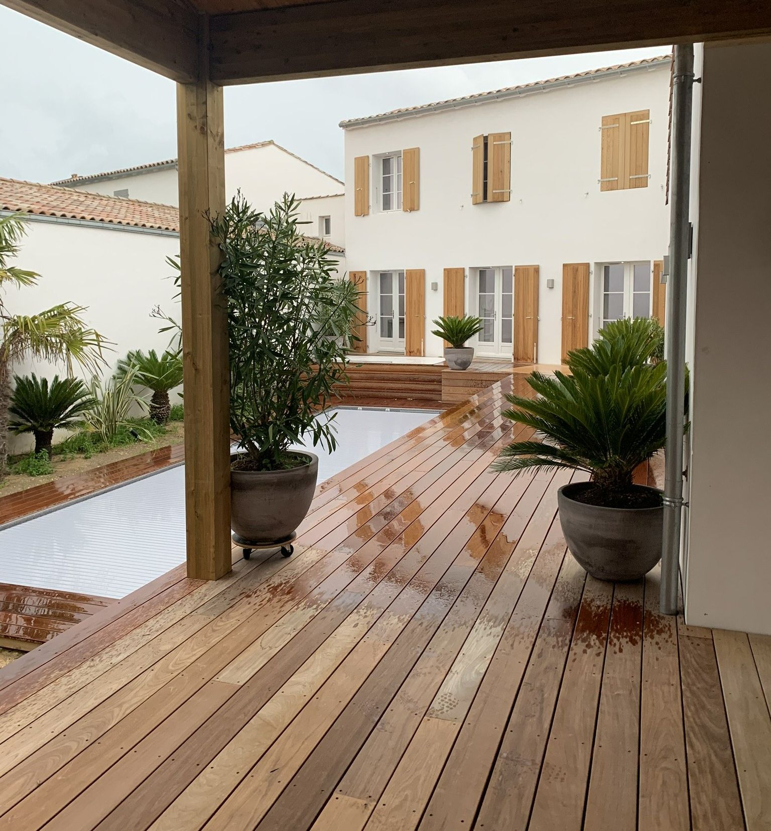 Terrasse sous la pluie et façade avec fenêtres en arrière-plan