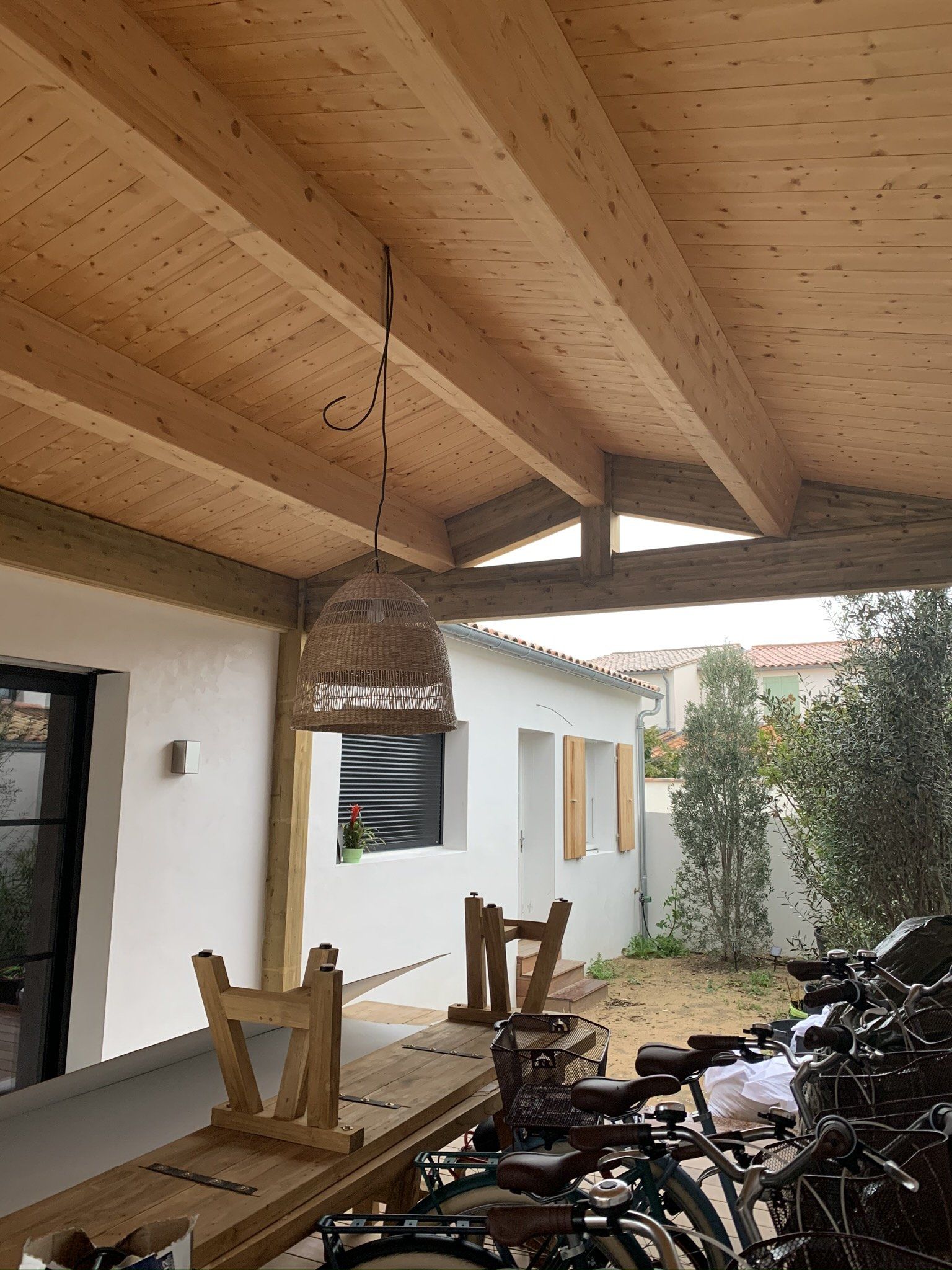 Pergola en bois clair au-dessus d'une terrasse