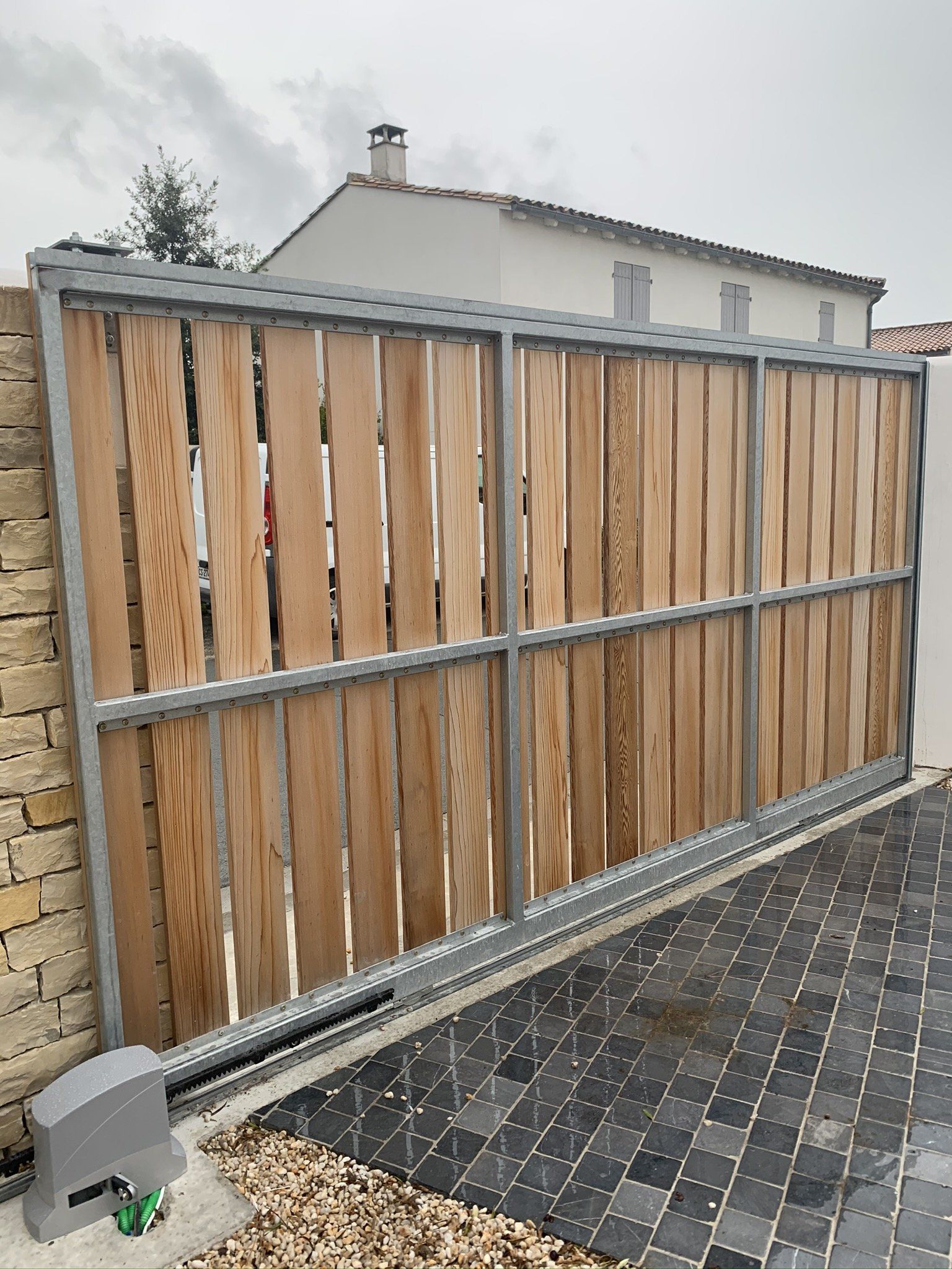 Portail avec ossature en acier 