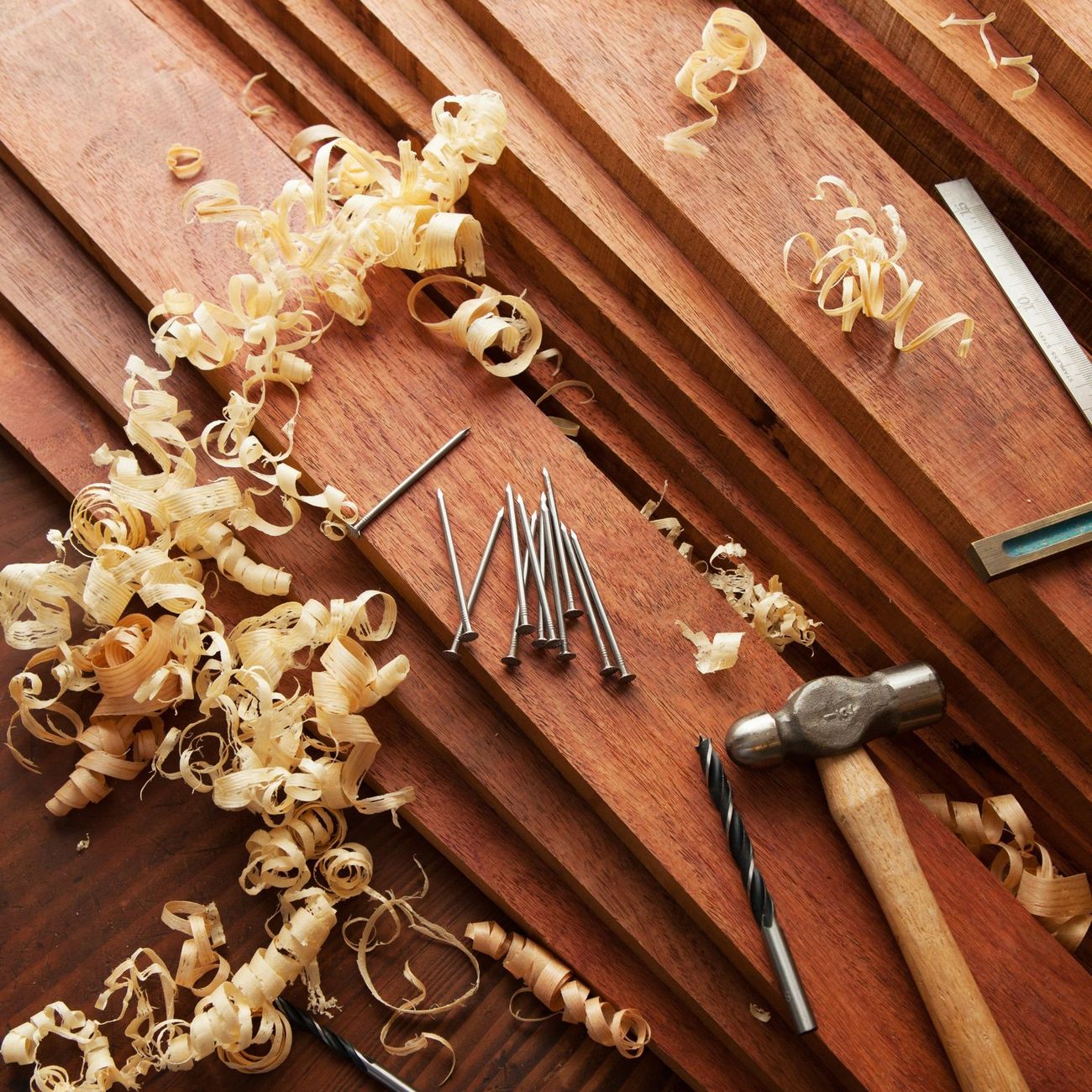 Marteau et clous sur des planches en bois