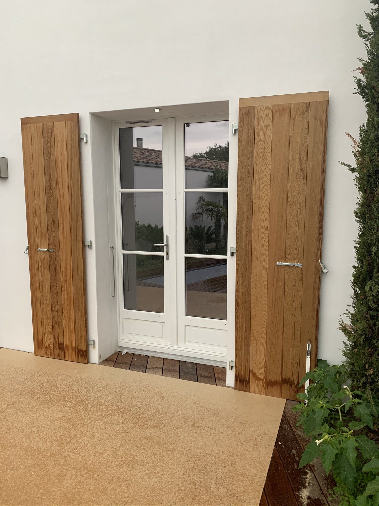 Volets battants devant des fenêtres