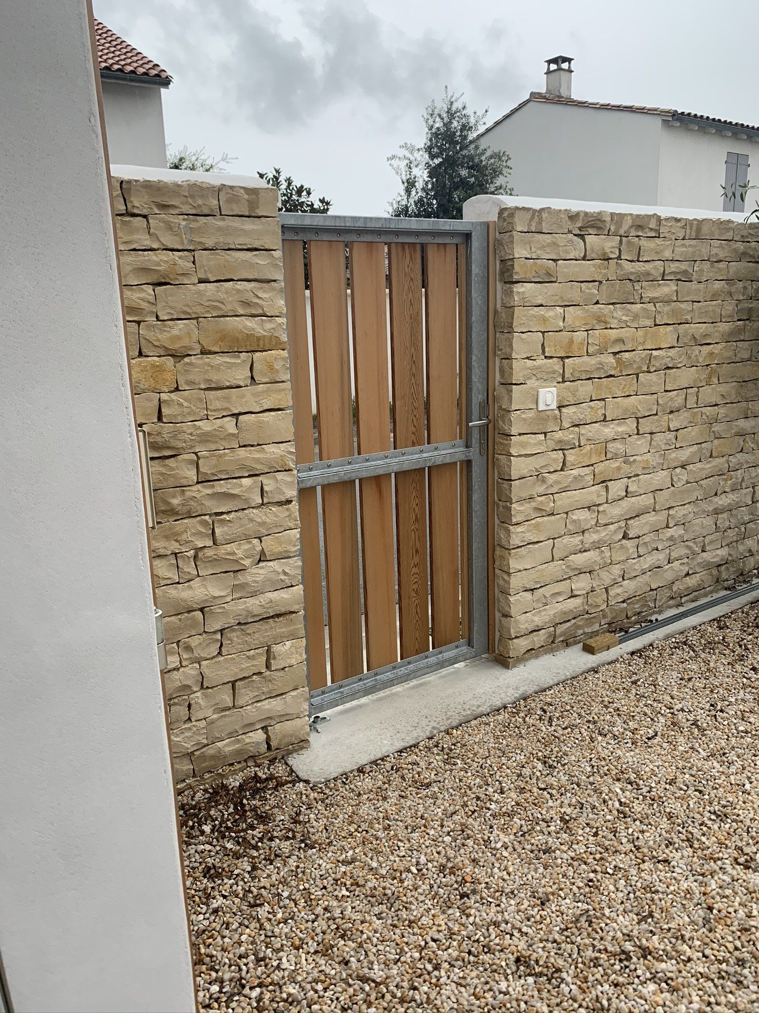 Portillon en bois ajouré