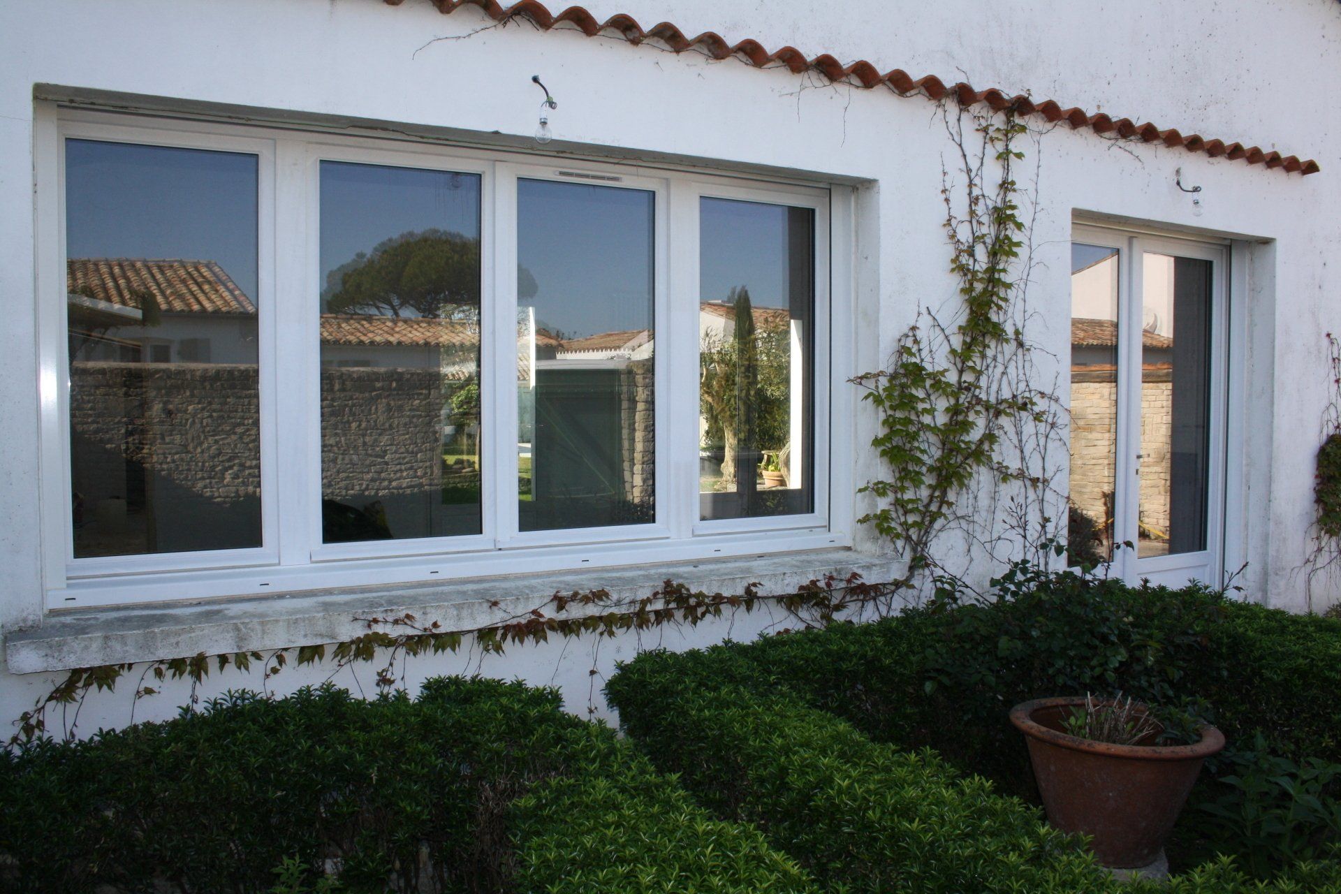 Série de 4 grandes et hautes fenêtres sur une façade