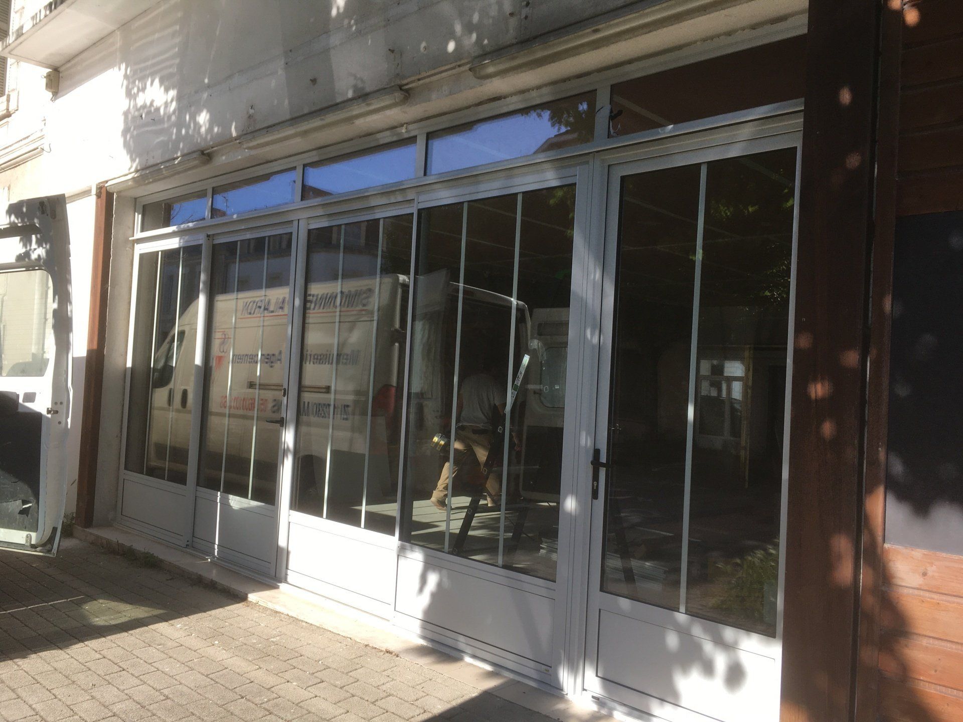 Grande baie vitrée à l'ombre