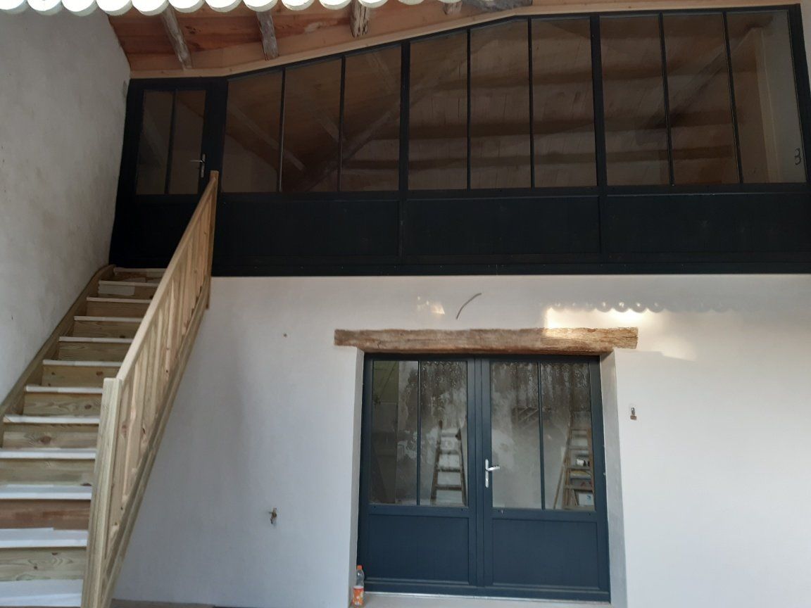 Escalier droit qui permet de monter sur une mezzanine