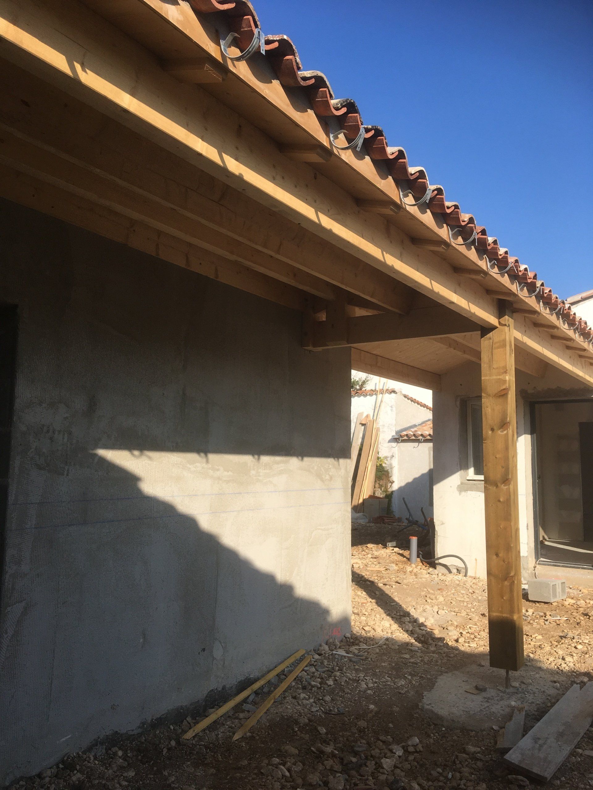 Vue rapprochée d'un auvent en bois