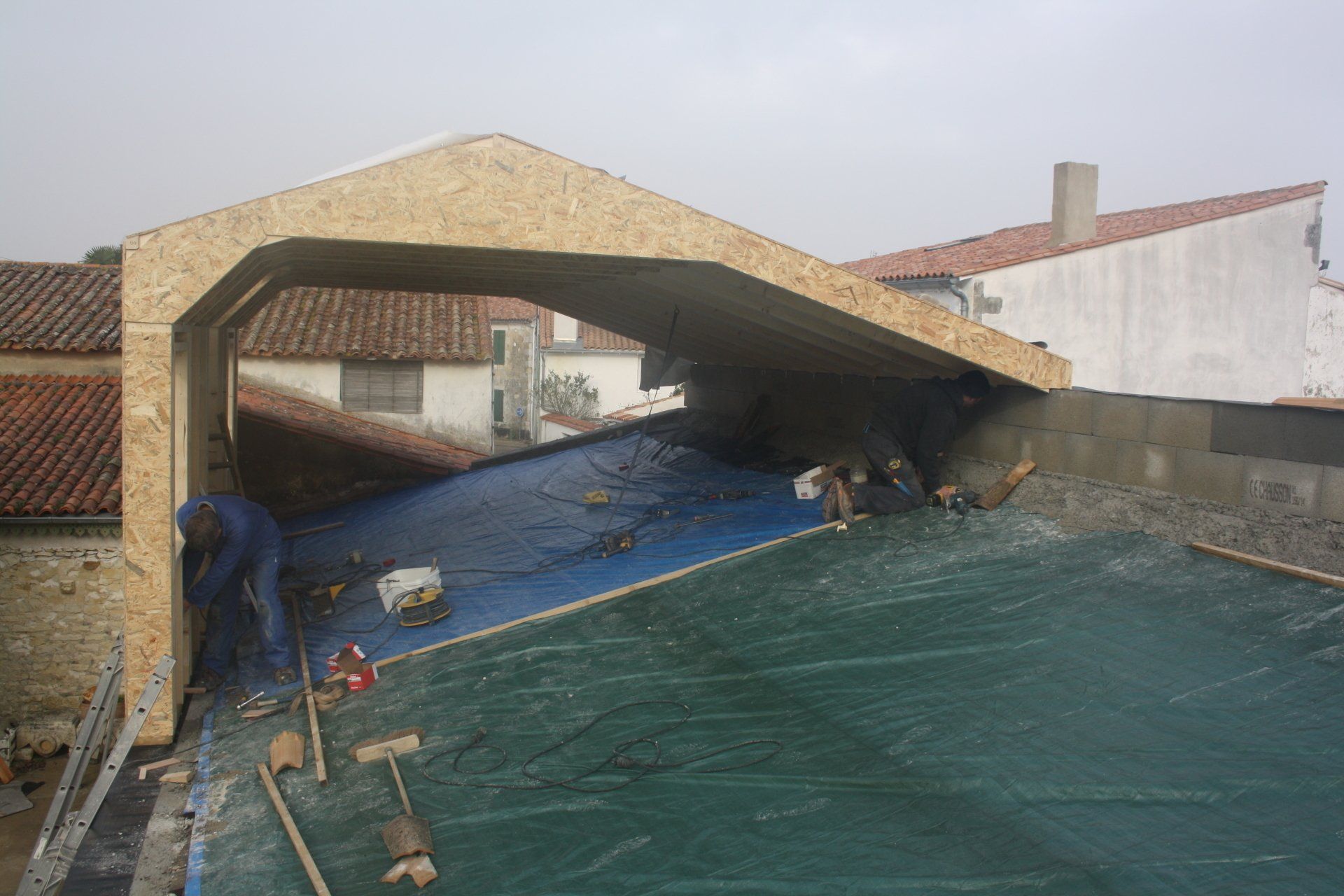Chantier de surélévation d'une maison en bois