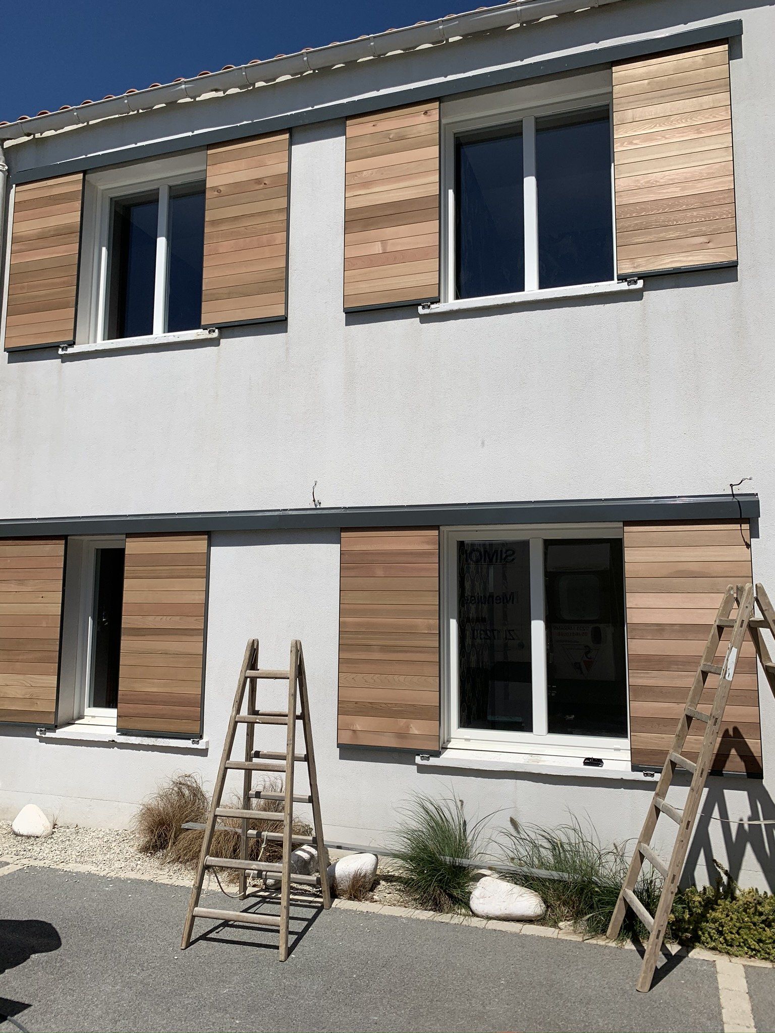 Volets en bois coulissants ouverts