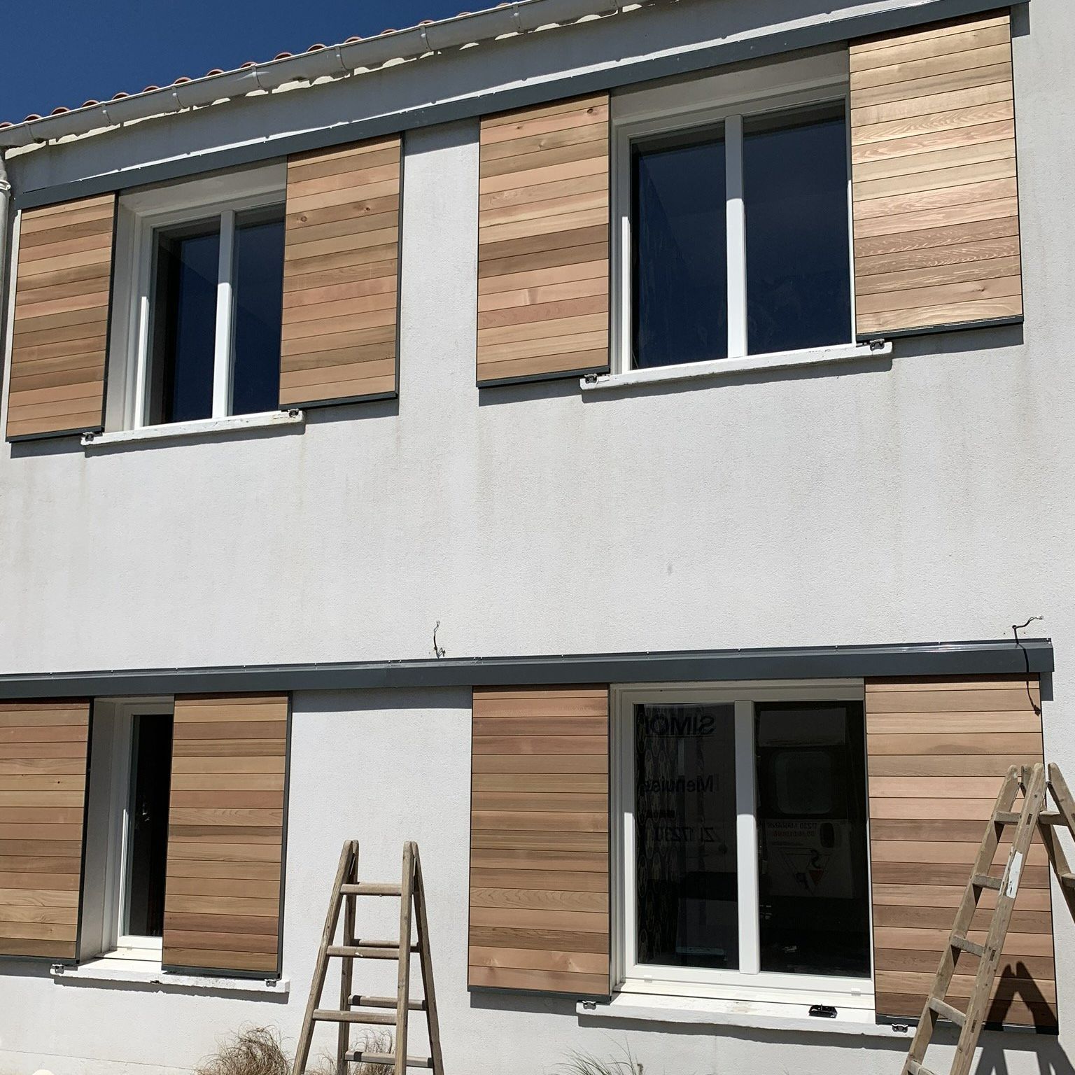 Volets en bois sur 4 fenêtres