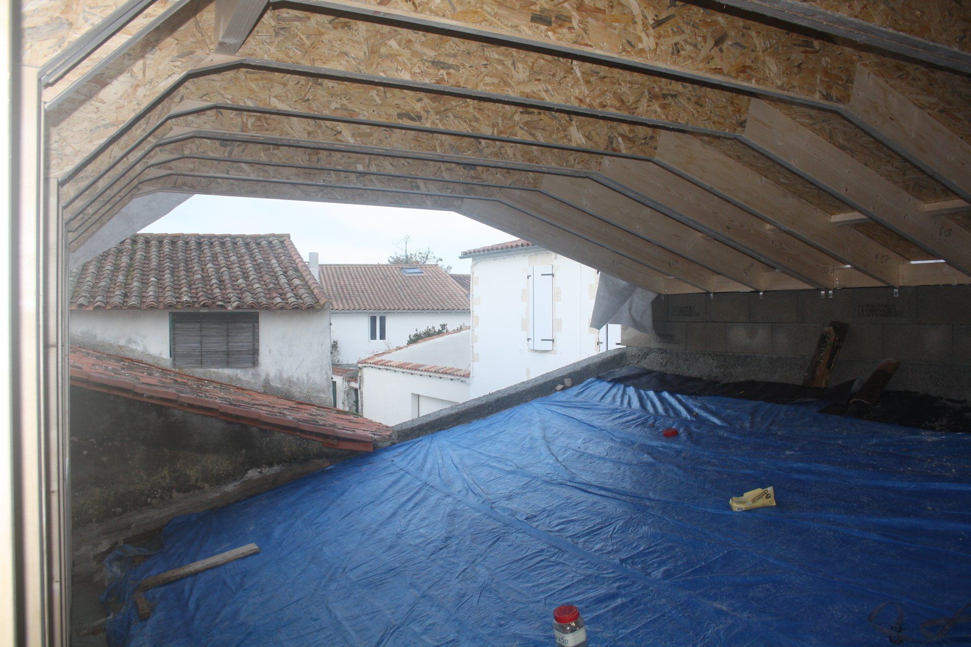 Vue sous une surélévation d'une maison en bois en chantier