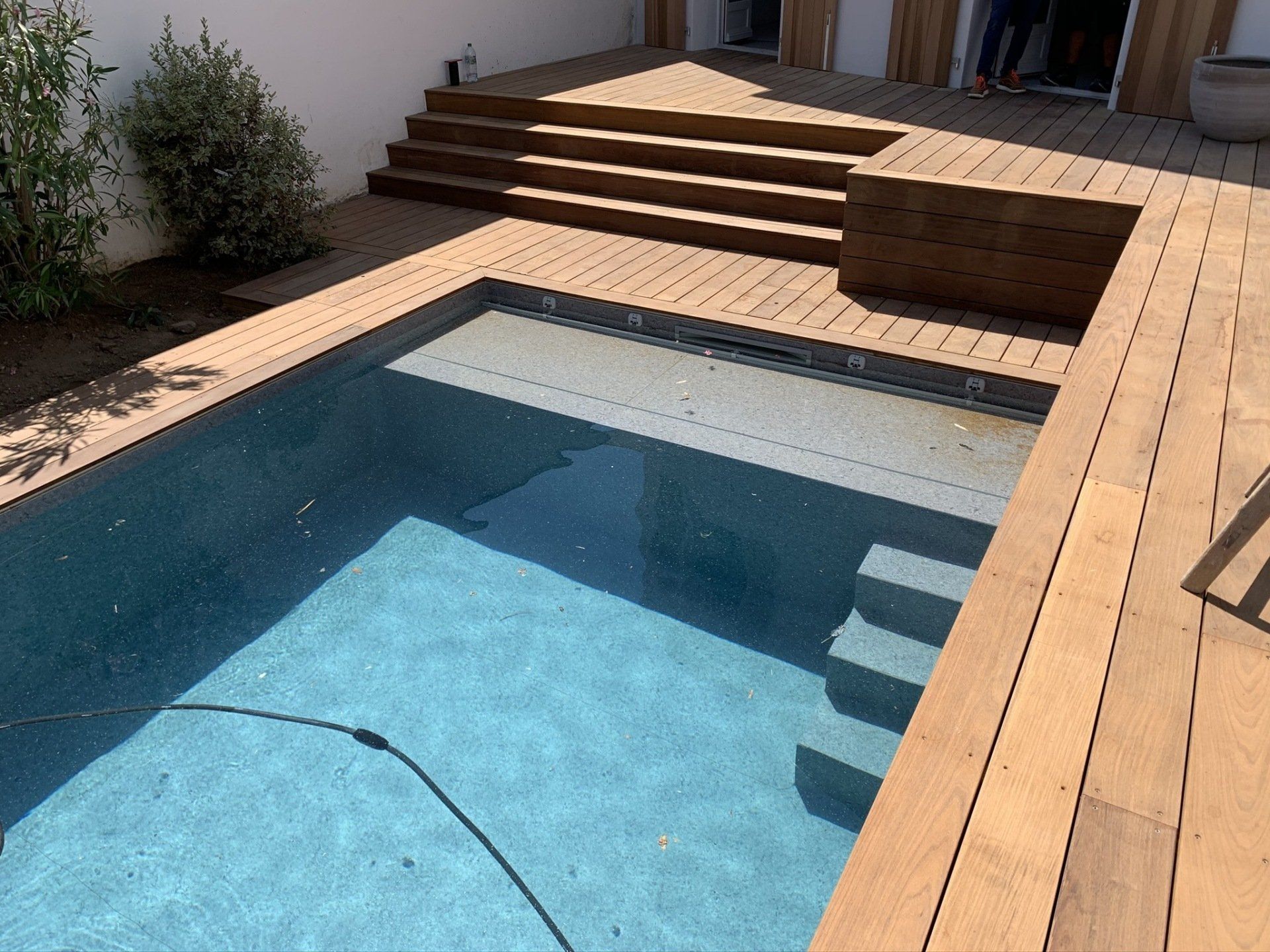 Terrasse avec des marches et piscine