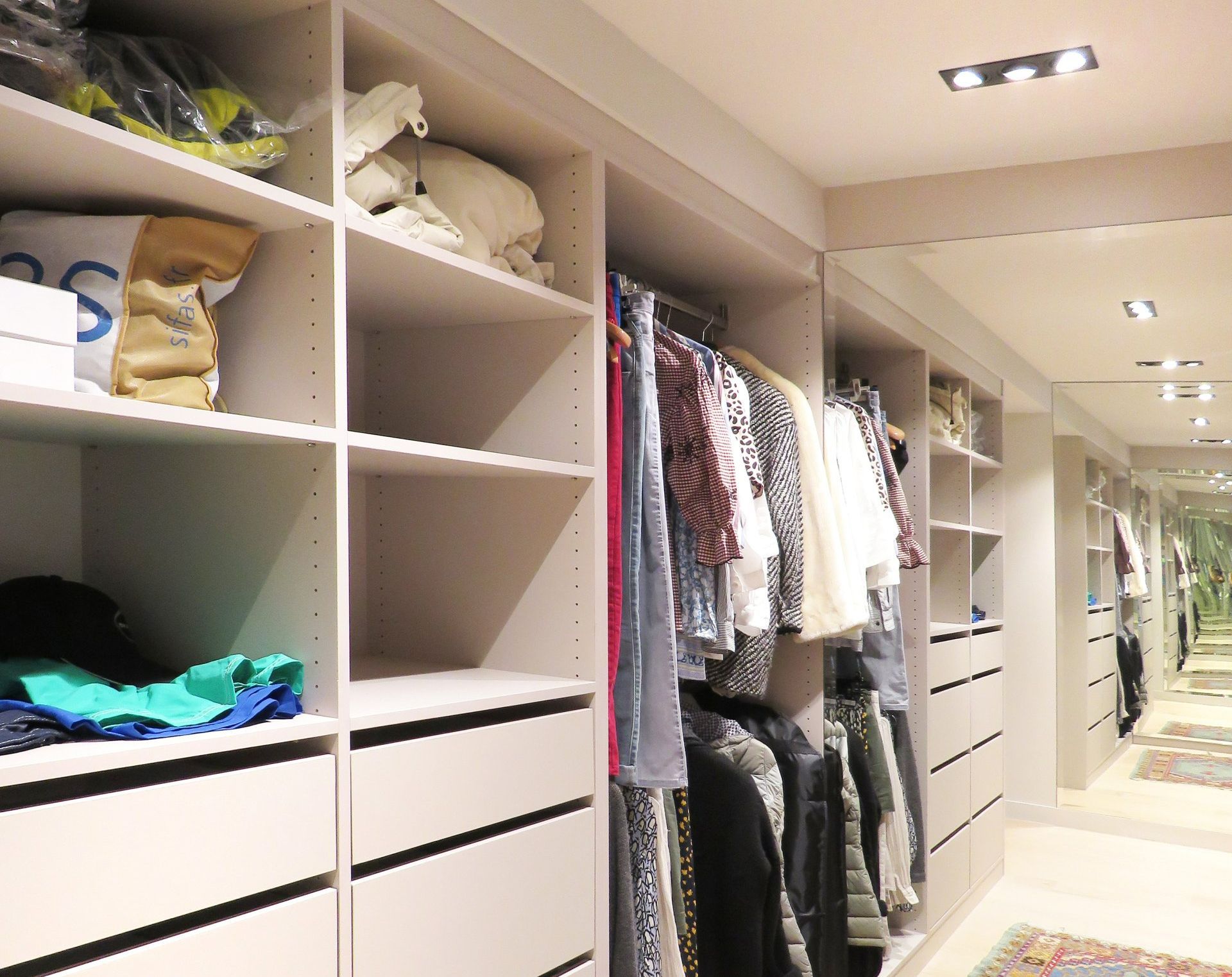 Dressing dans un magasin avec des étagères et tiroirs