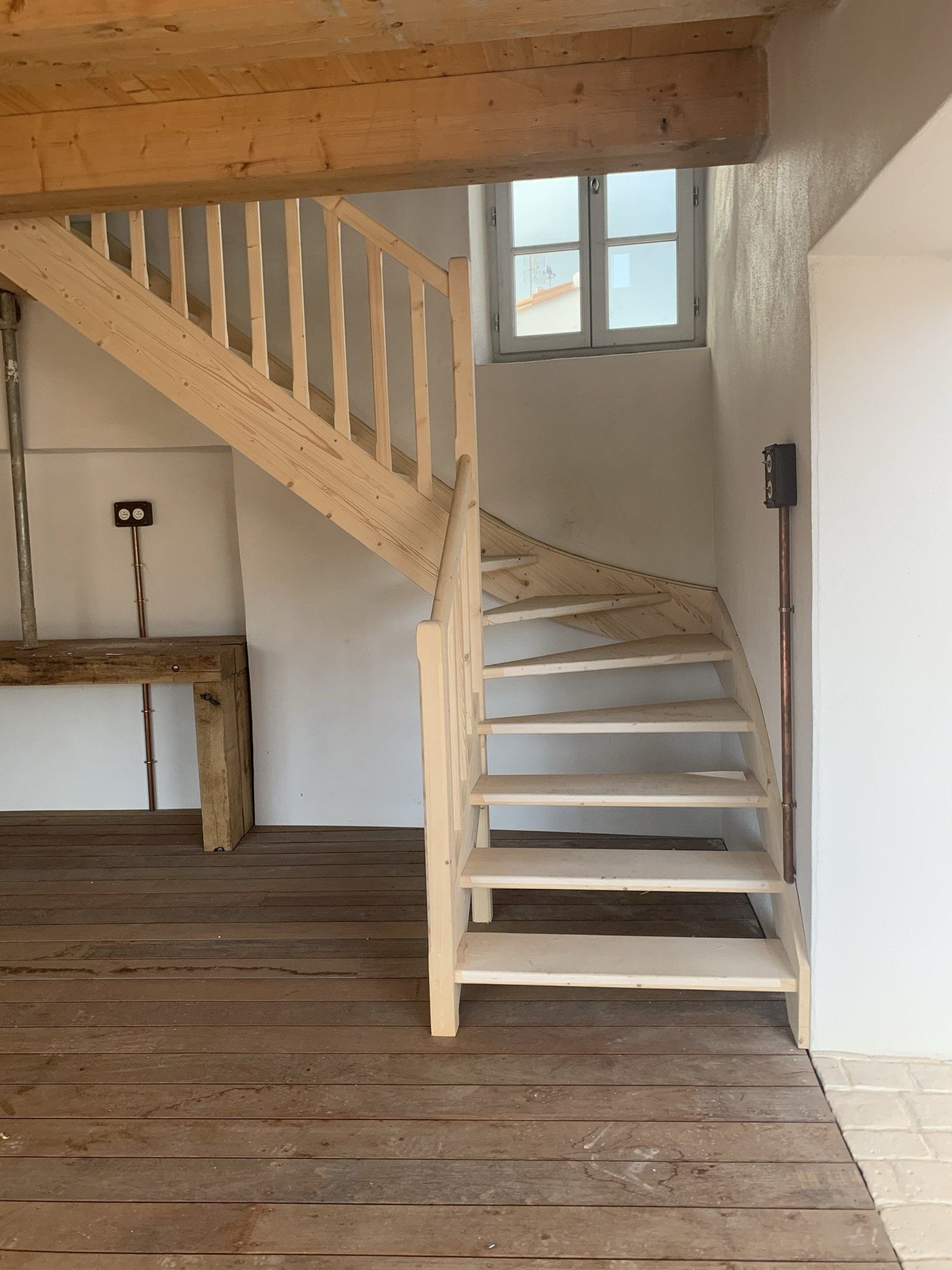 Escalier tournant en bois avec une rampe