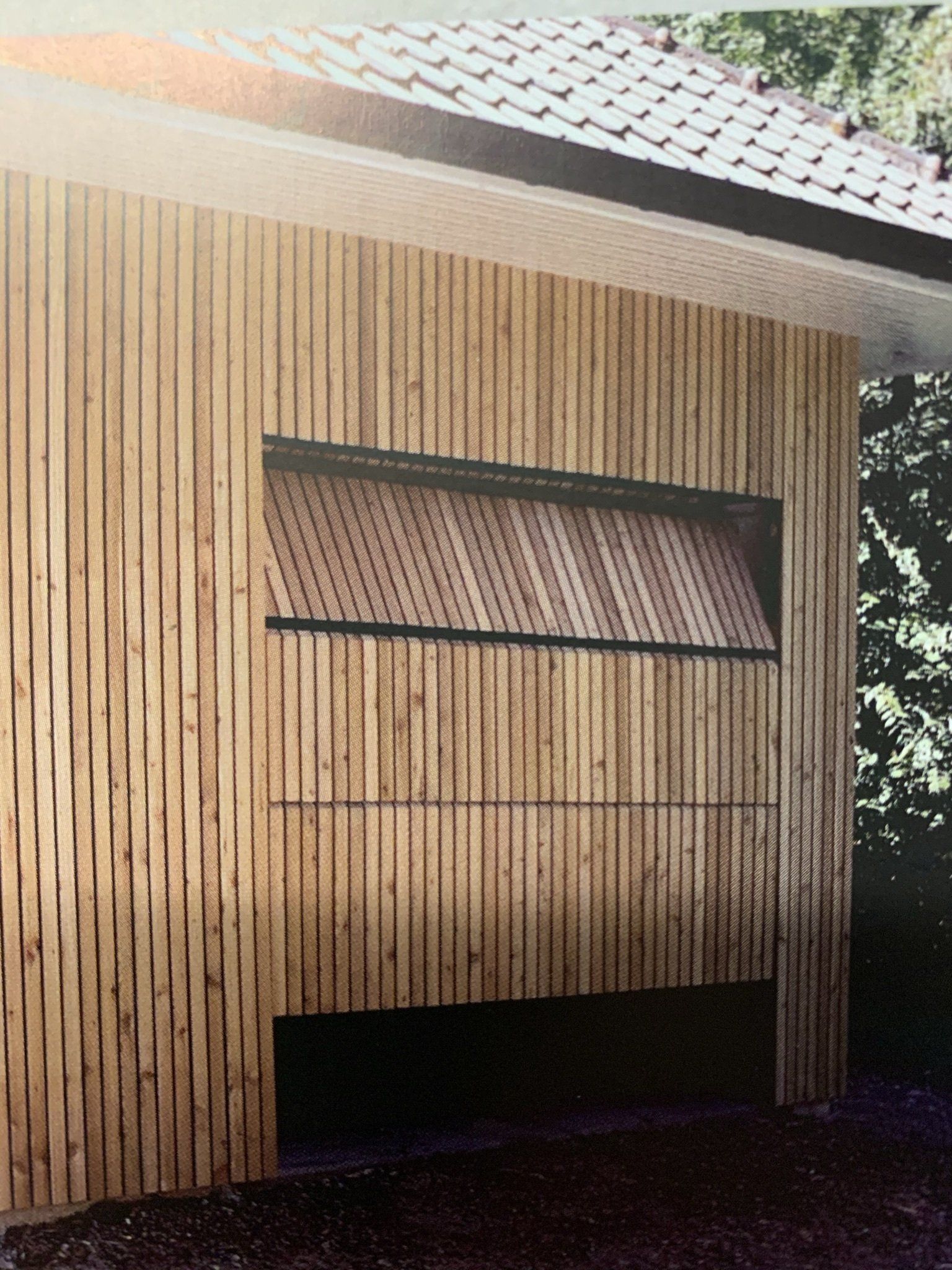 Bardage en bois sur une fenêtre et une porte de garage 