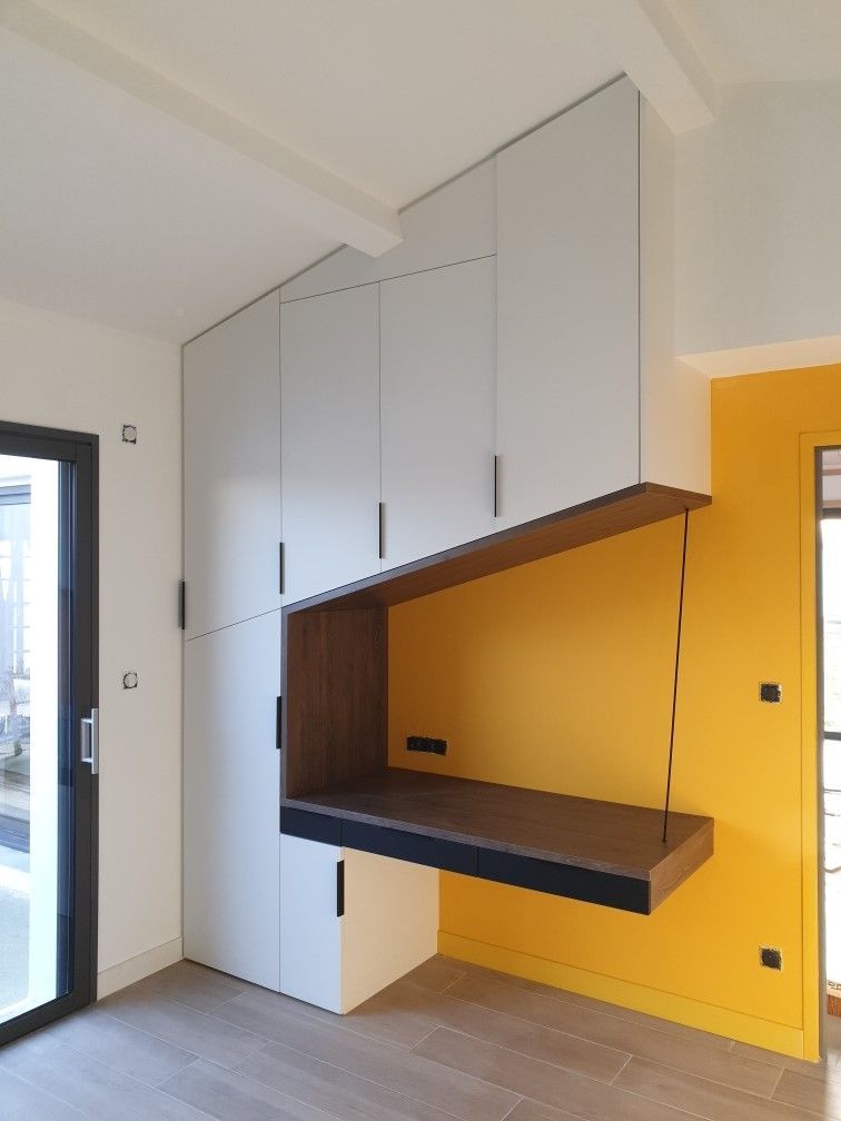 Meuble design blanc avec un mur jaune