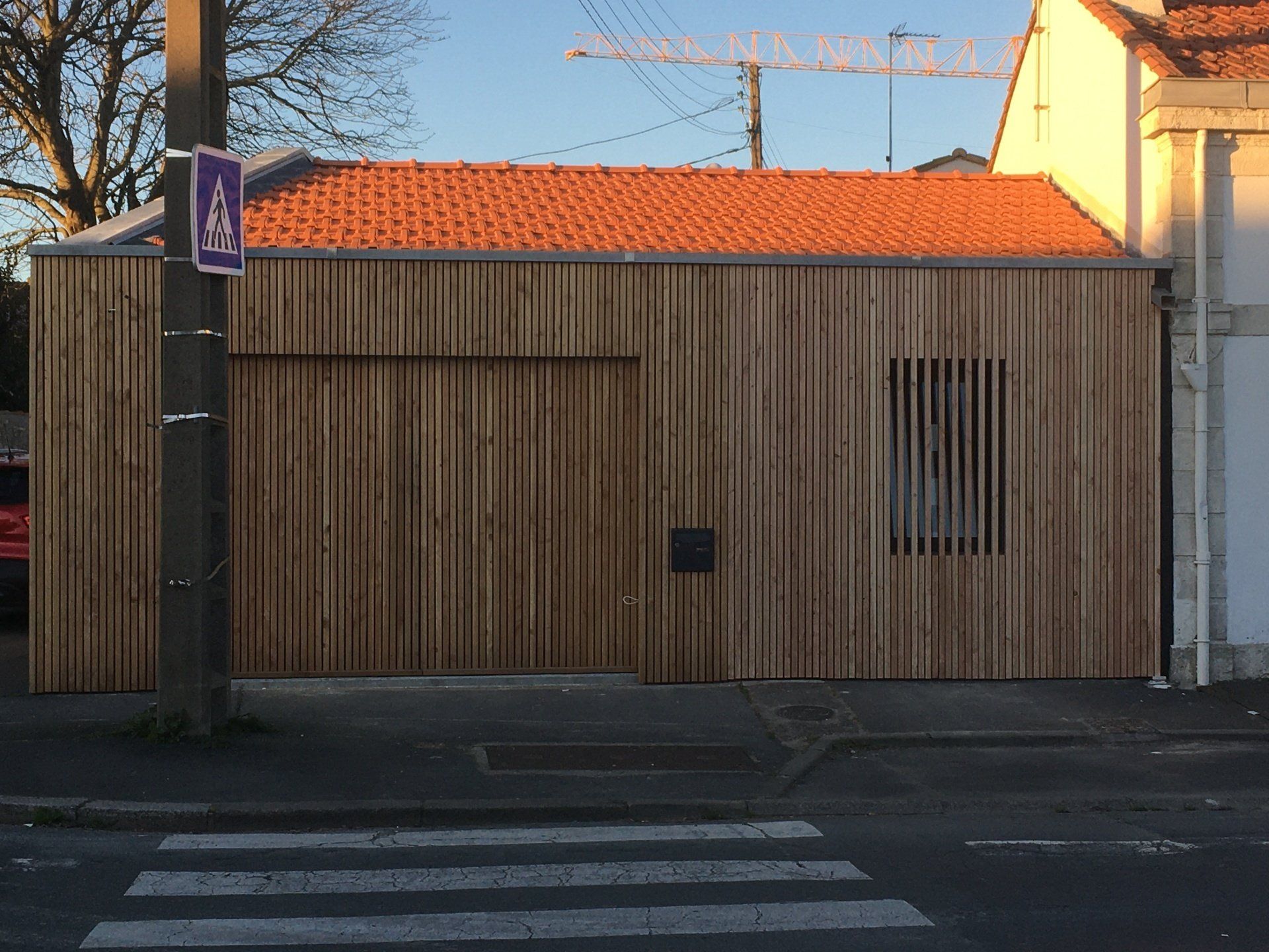 Bardage vertical sur une maison qui donne sur une rue