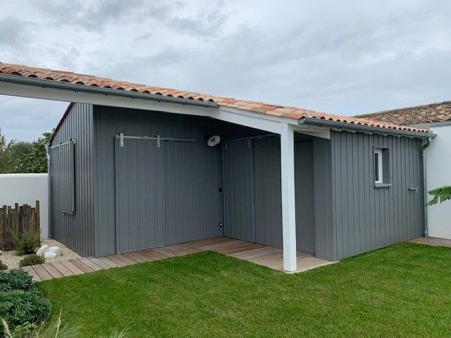 Vue d'une maison avec bardage vertical en contre-plongée