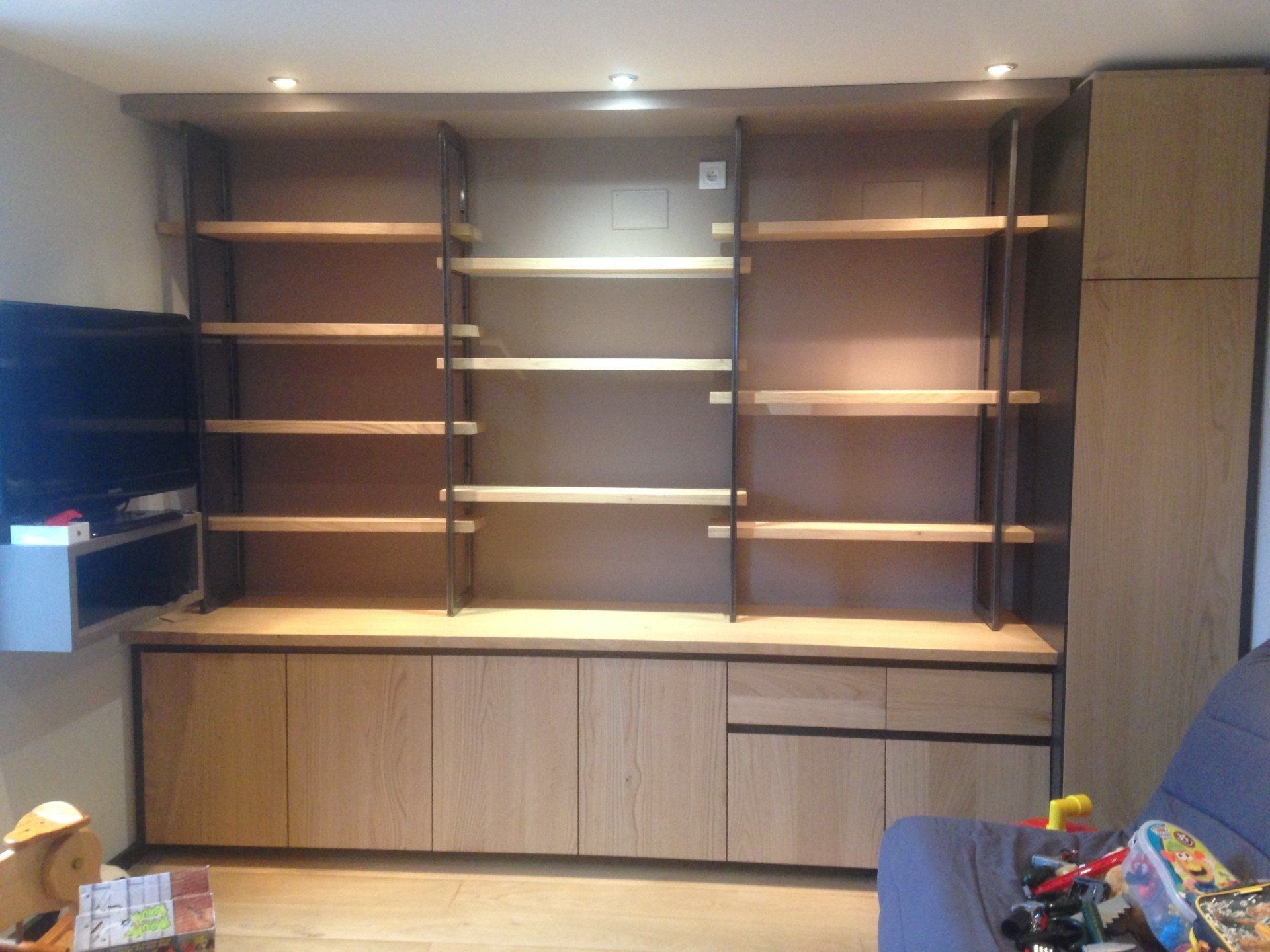 Meuble de rangement surmonté d'une étagère vide