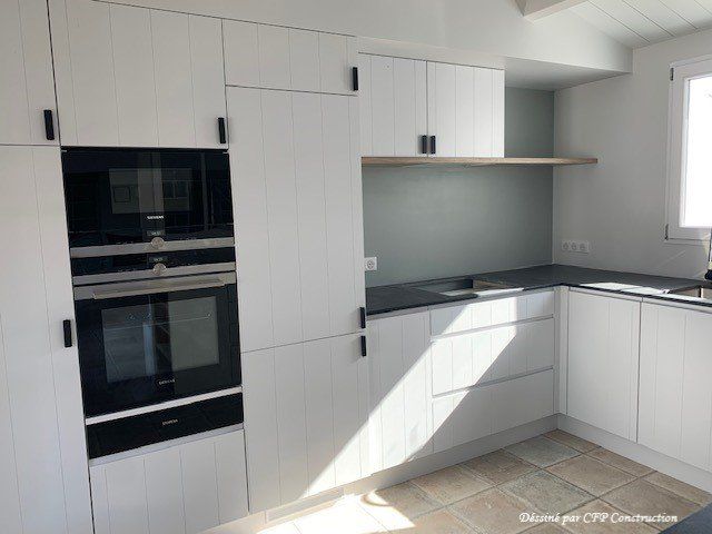 Belle cuisine moderne équipée