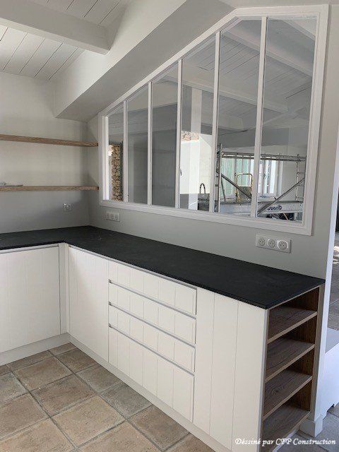 Cuisine en angle avec baie vitrée