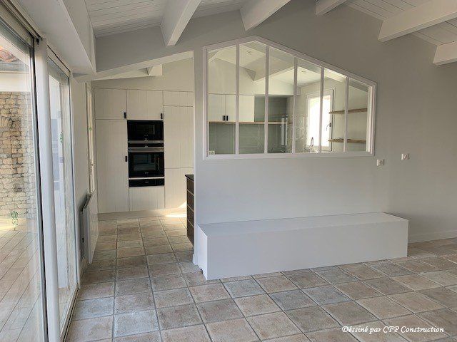 Verrière et cuisine en arrière-plan