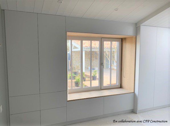 Fenêtre encastrée et meubles de rangement