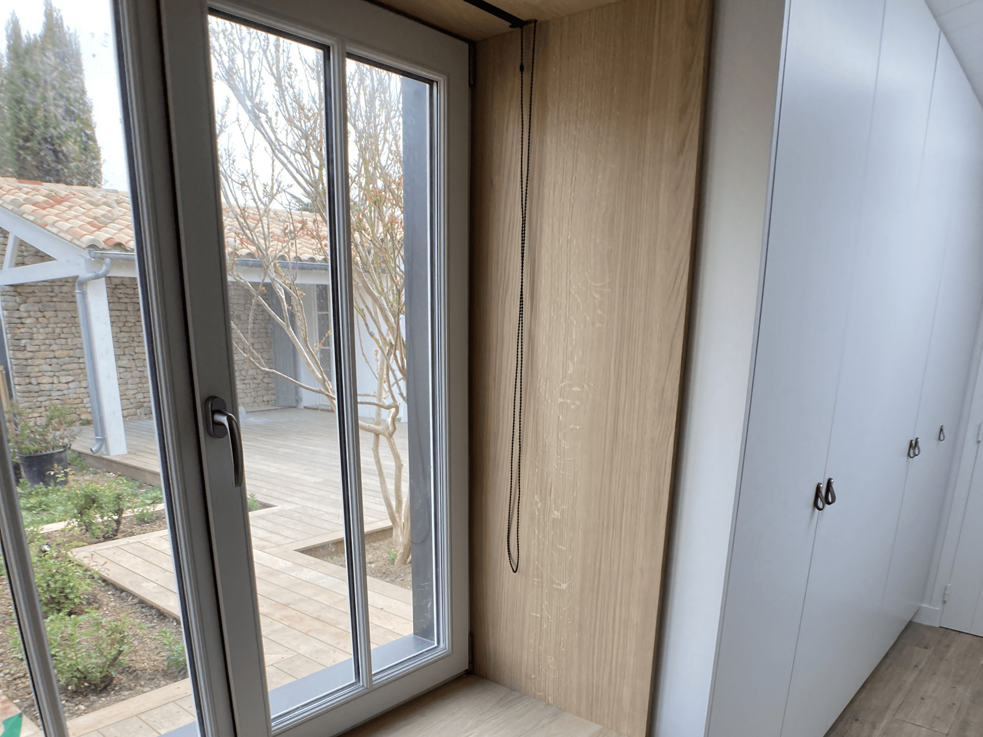 Plan serré sur une fenêtre en PVC