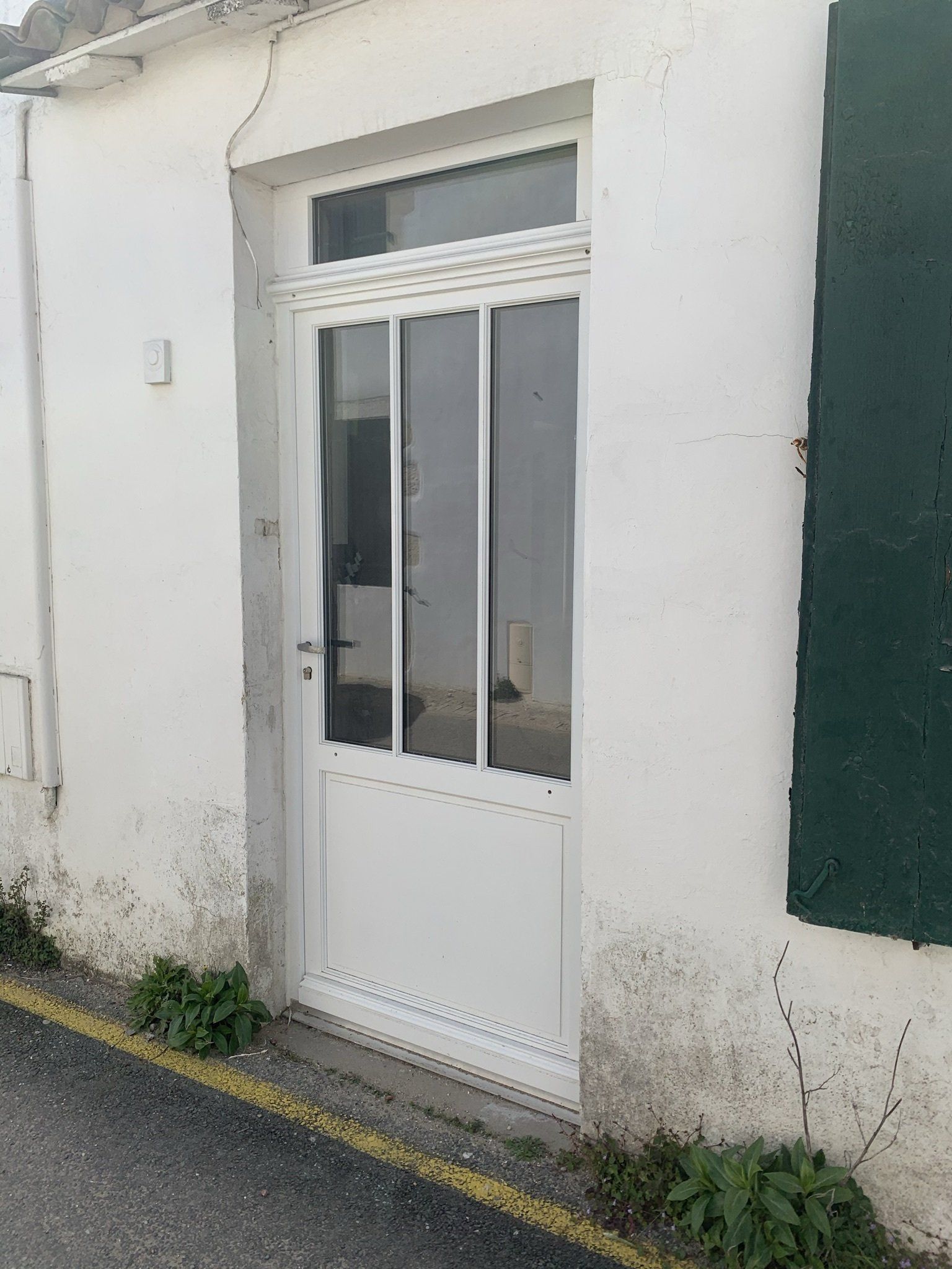 Porte en verre et bas plein