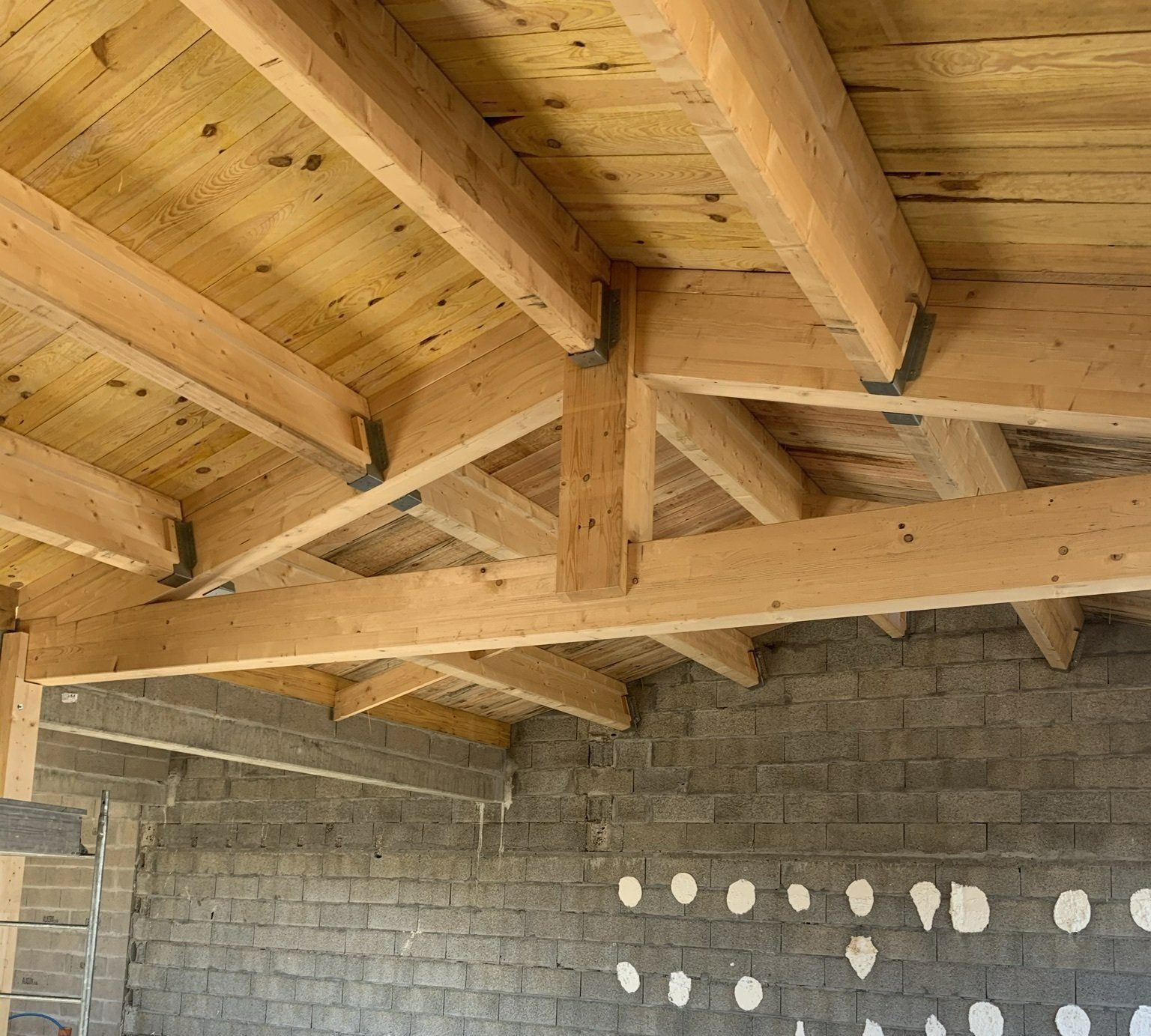 Charpente en bois en chantier