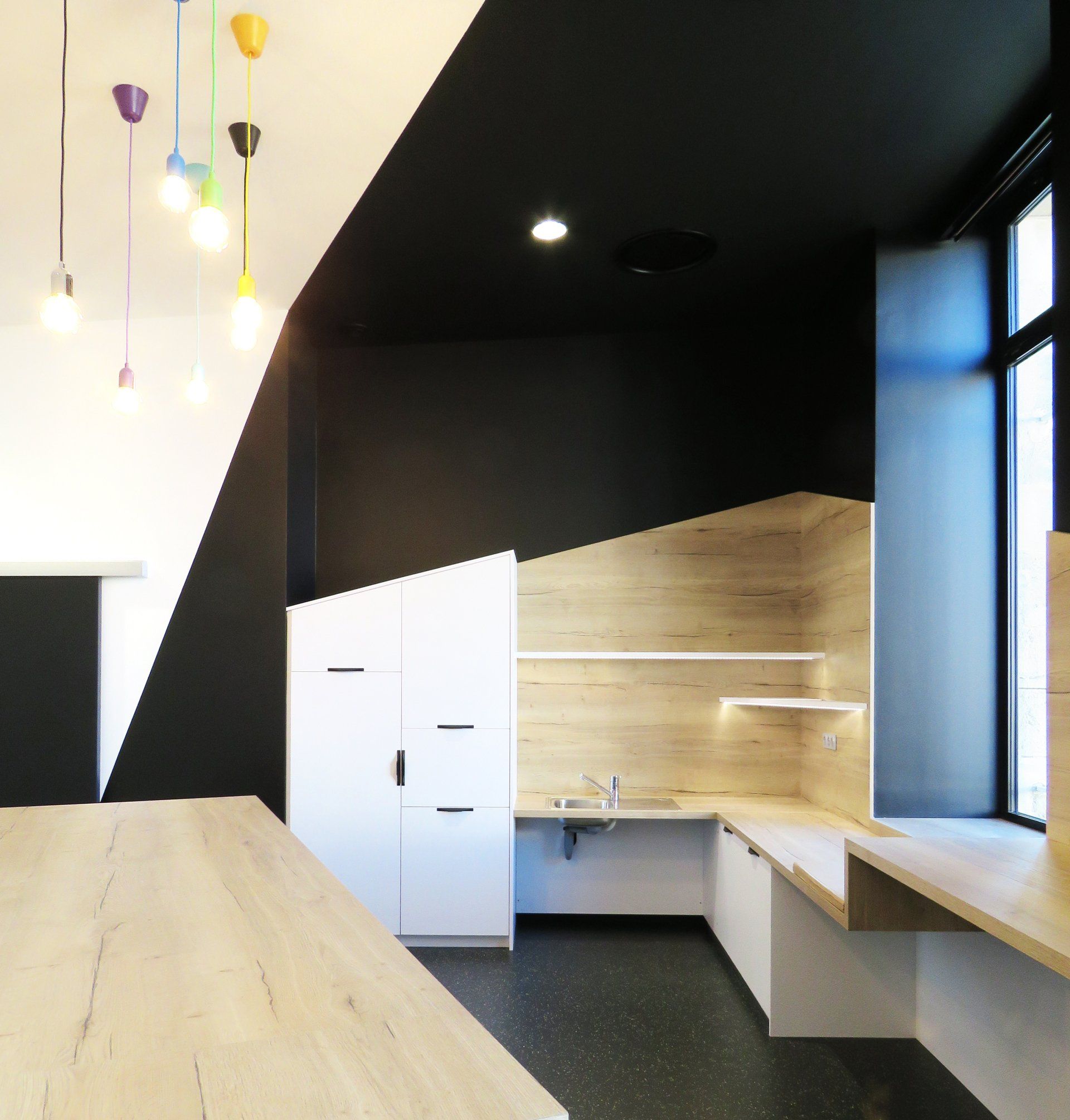 Angle d'une belle cuisine moderne et design dans un workshop