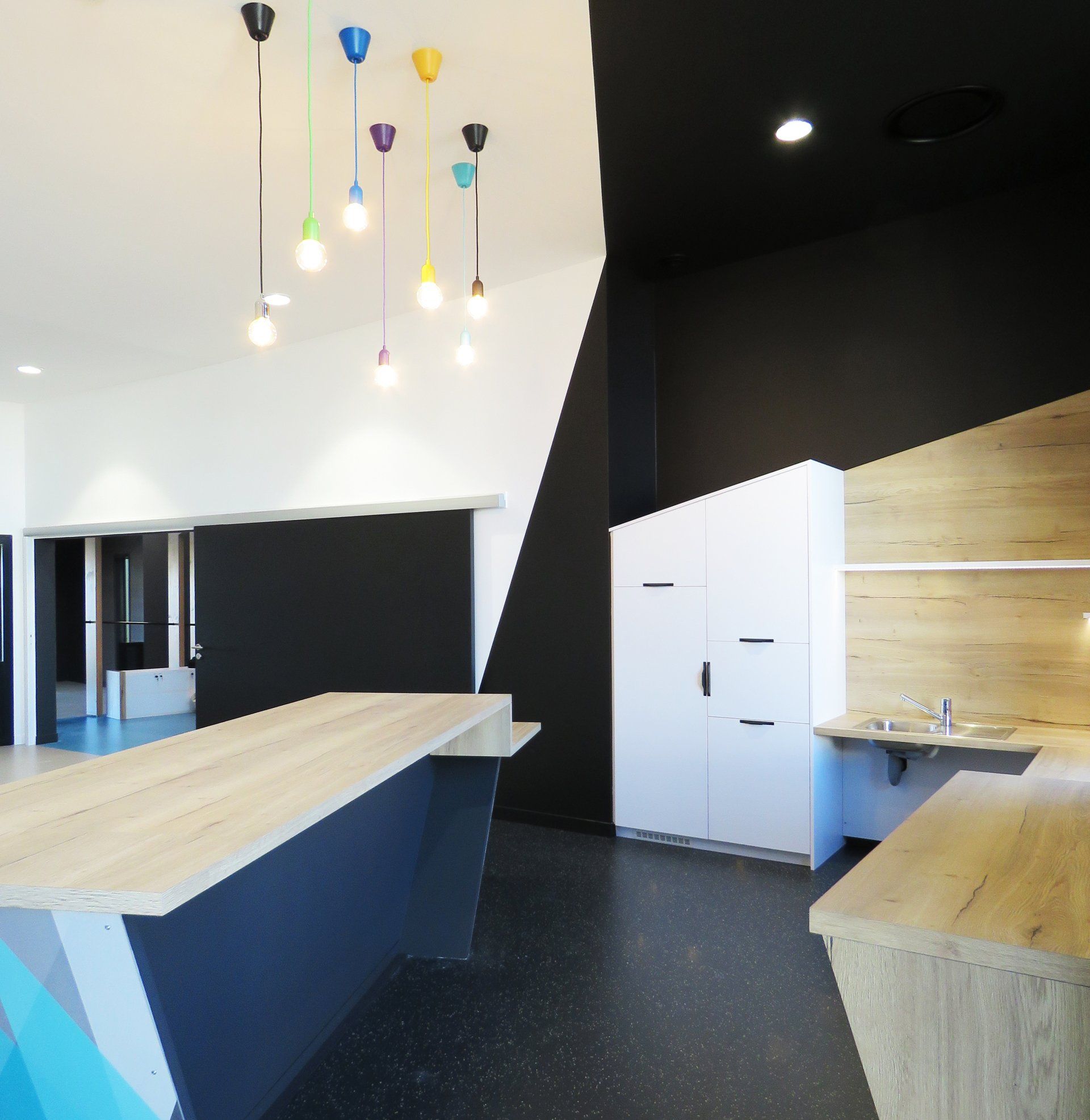 Belle cuisine moderne avec tables et meubles en bois dans un workshop