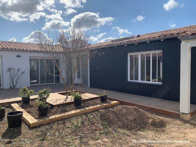 Terrasse avec des bâtiments en angle au second plan