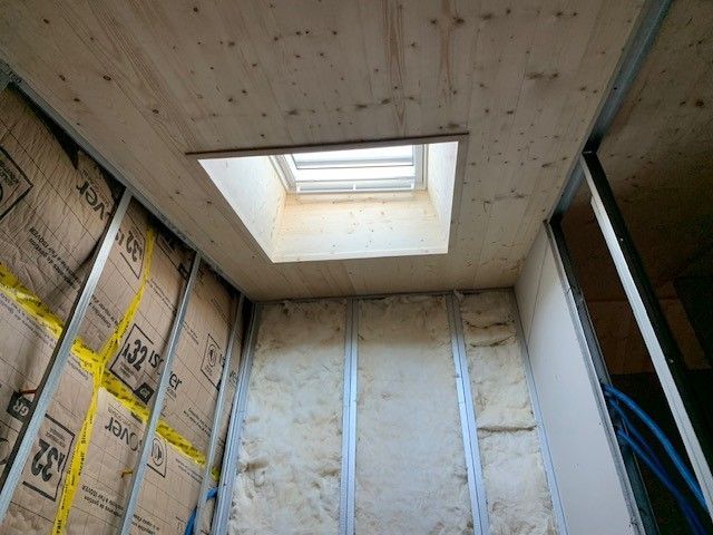 Combles aménagés avec petit bureau et fenêtre de toit