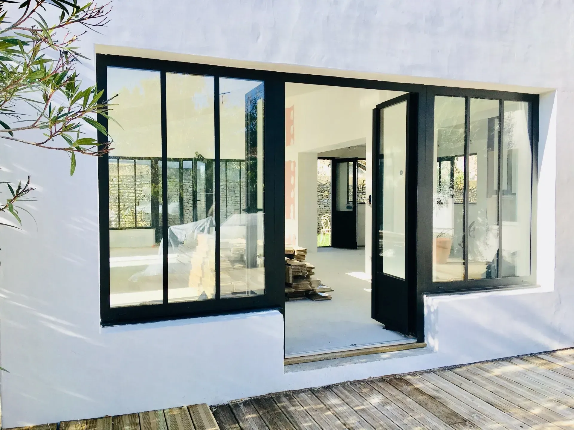 Baie vitrée en aluminium avec une porte ouverte