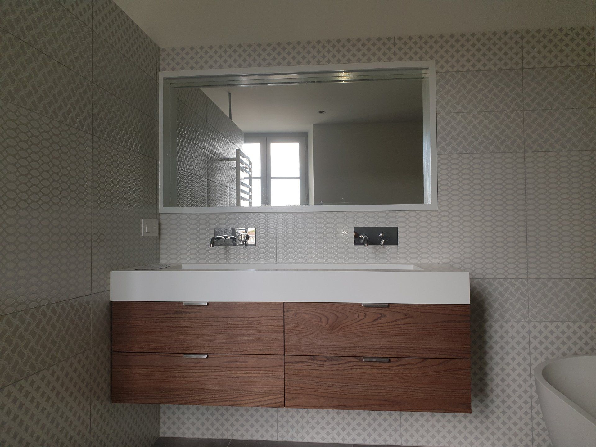 Miroir et meuble de salle de bains en bois